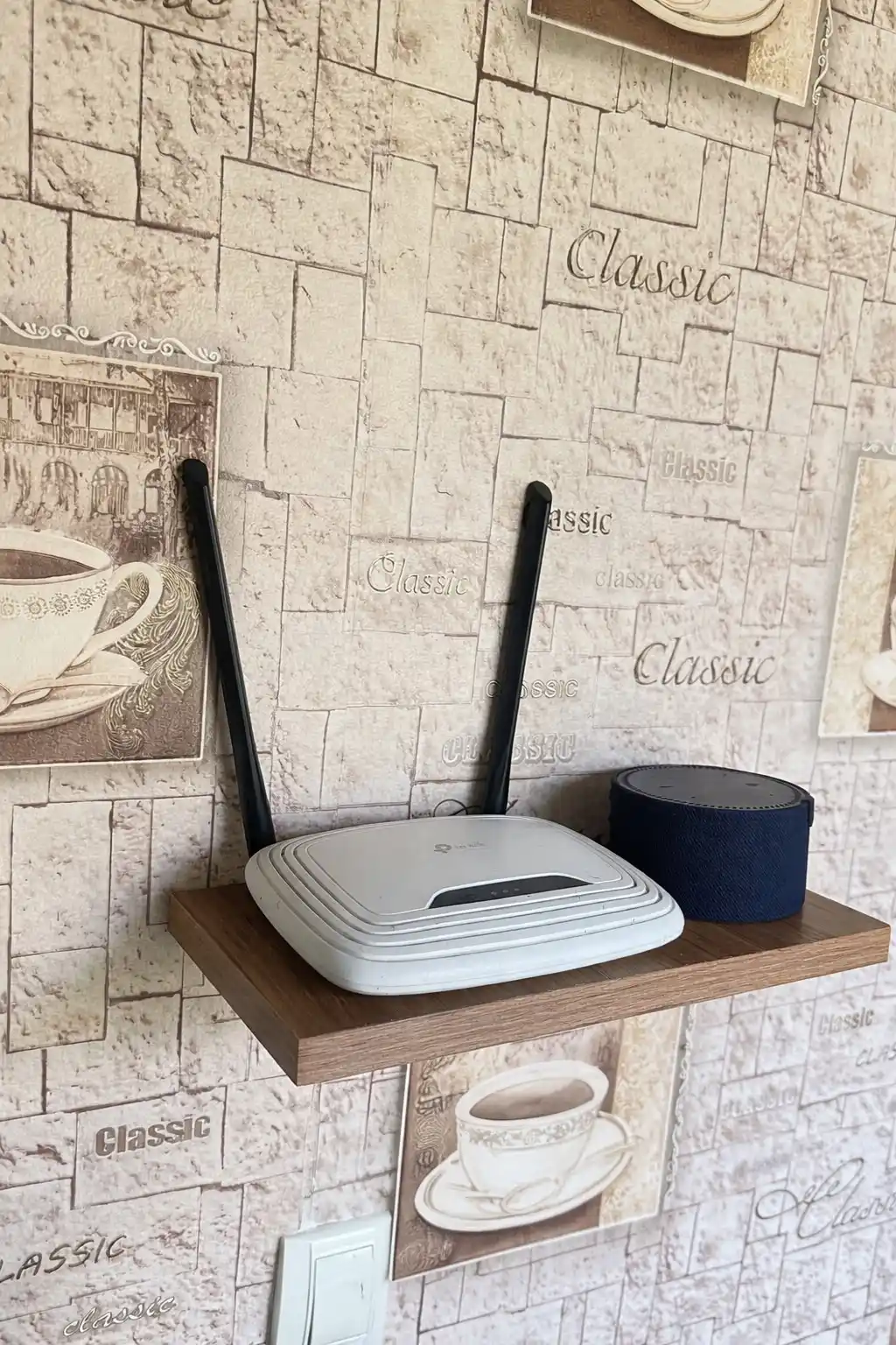 Aqlli kolonkalar va router uchun devoriy javon, texnika uchun modem-ixcham javon