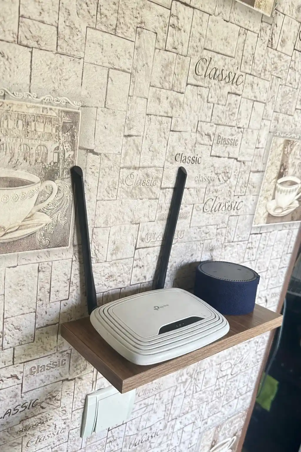 Aqlli kolonkalar va router uchun devoriy javon, texnika uchun modem-ixcham javon