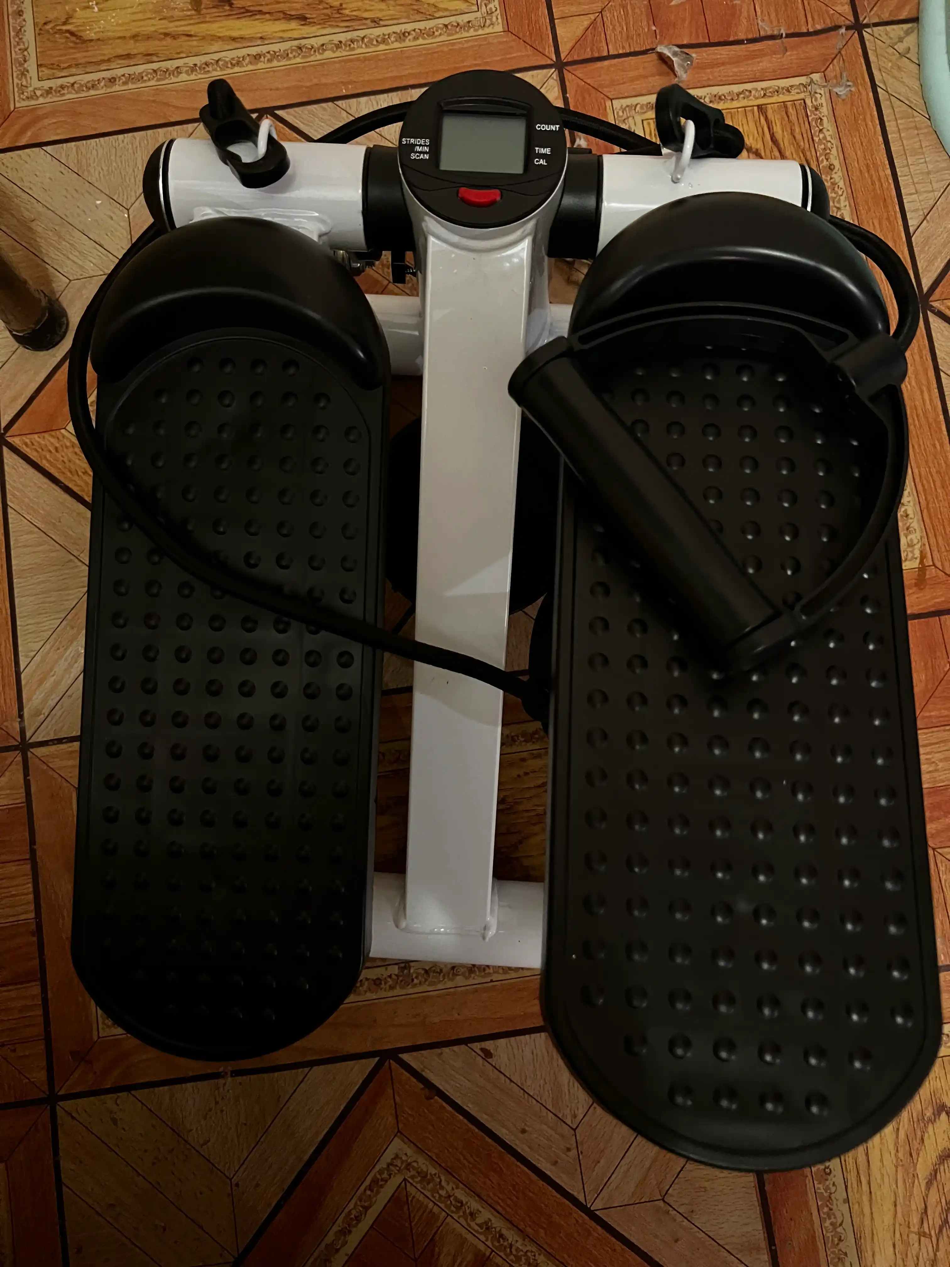 Displey va espanderlarga ega ixcham stepper — uy mashg‘ulotlari uchun KECHITE