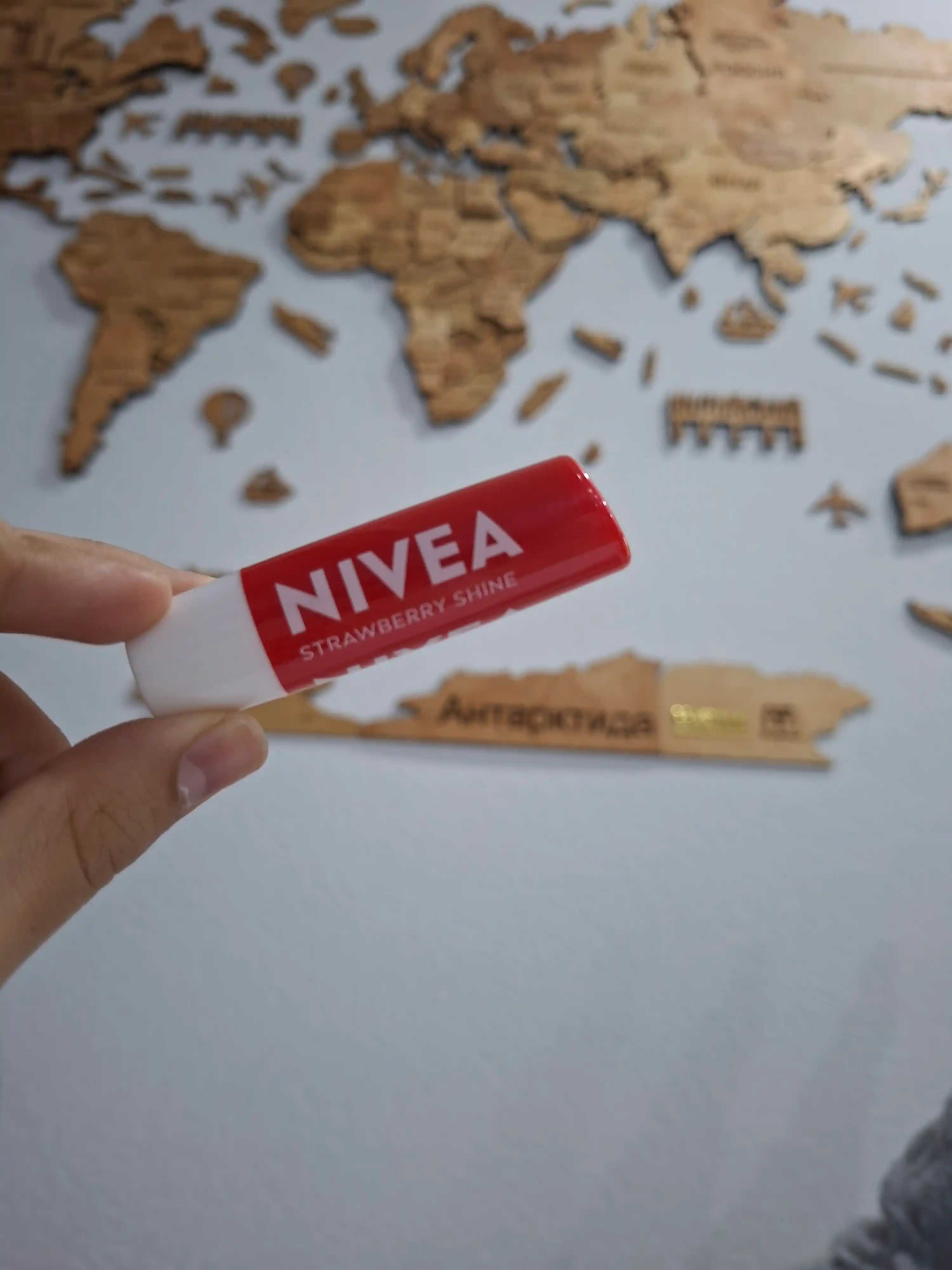 NIVEA lablar uchun balzam, qulupnay porlashi, 4.8 gr