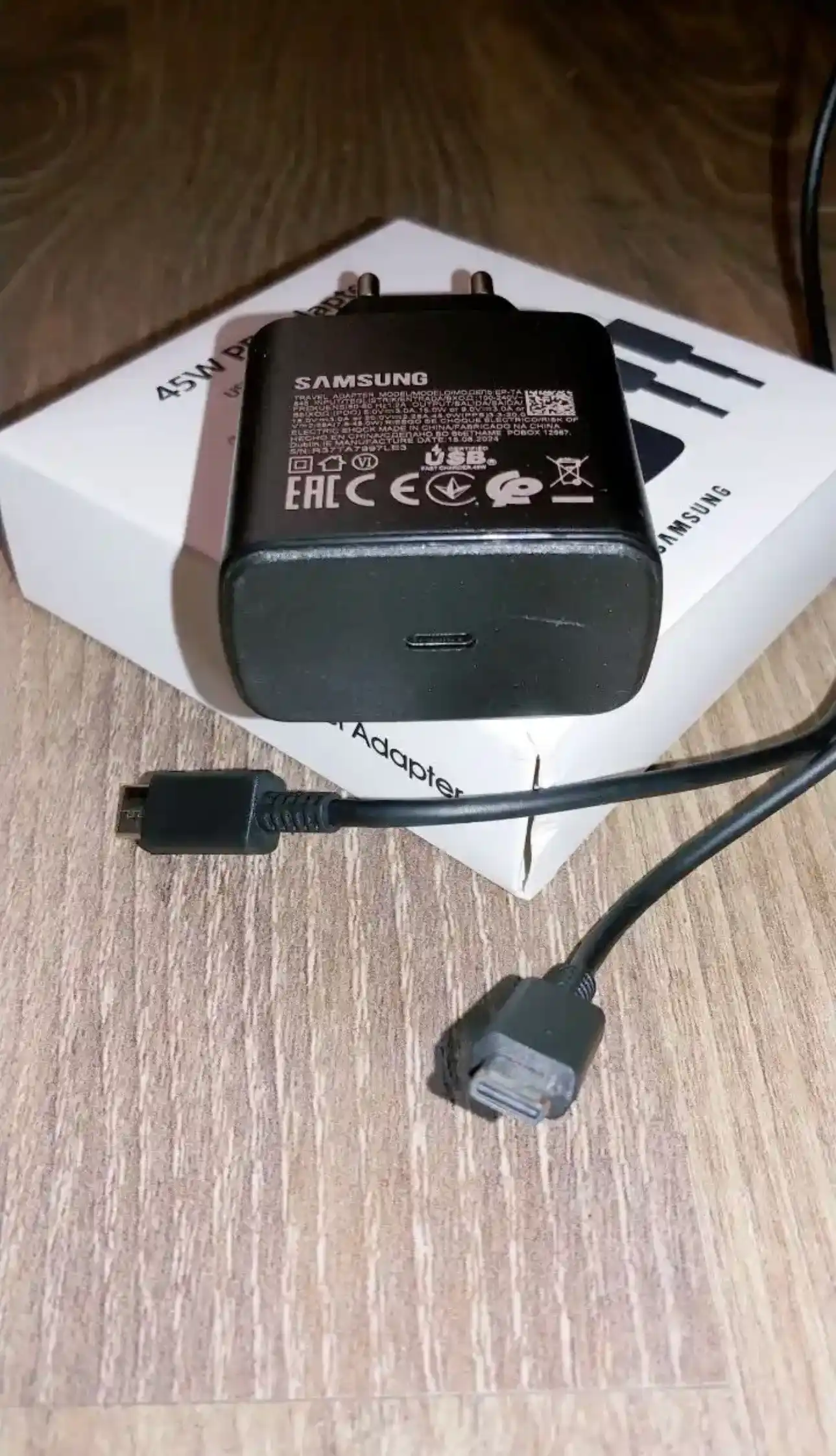Tez zaryadlovchi 45W quvvatli qurilma Type-C to Type-C kabel bilan