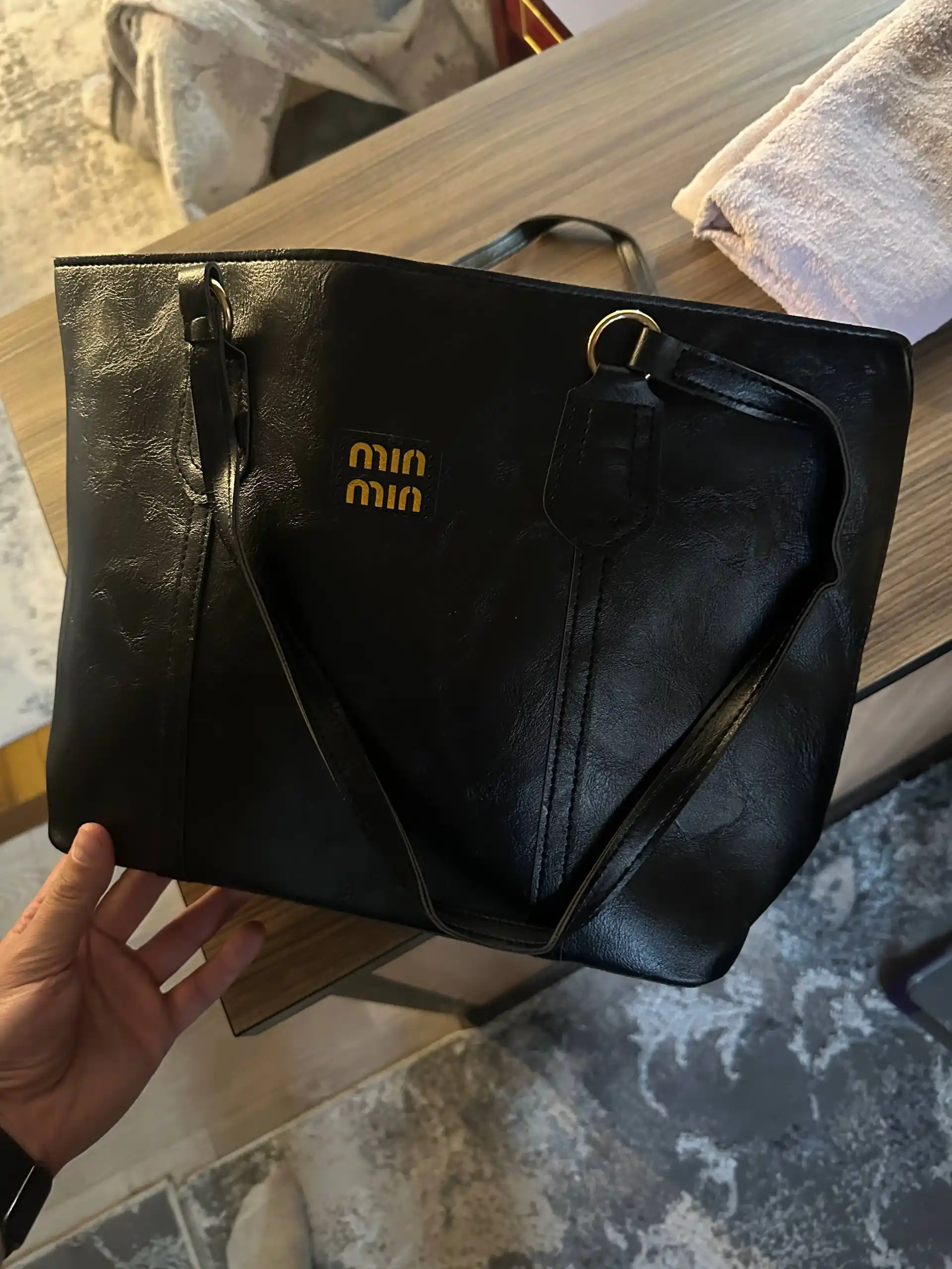 Ayollar uchun ZARMINA Classic tote sumkasi, eko-charm, qora, keng