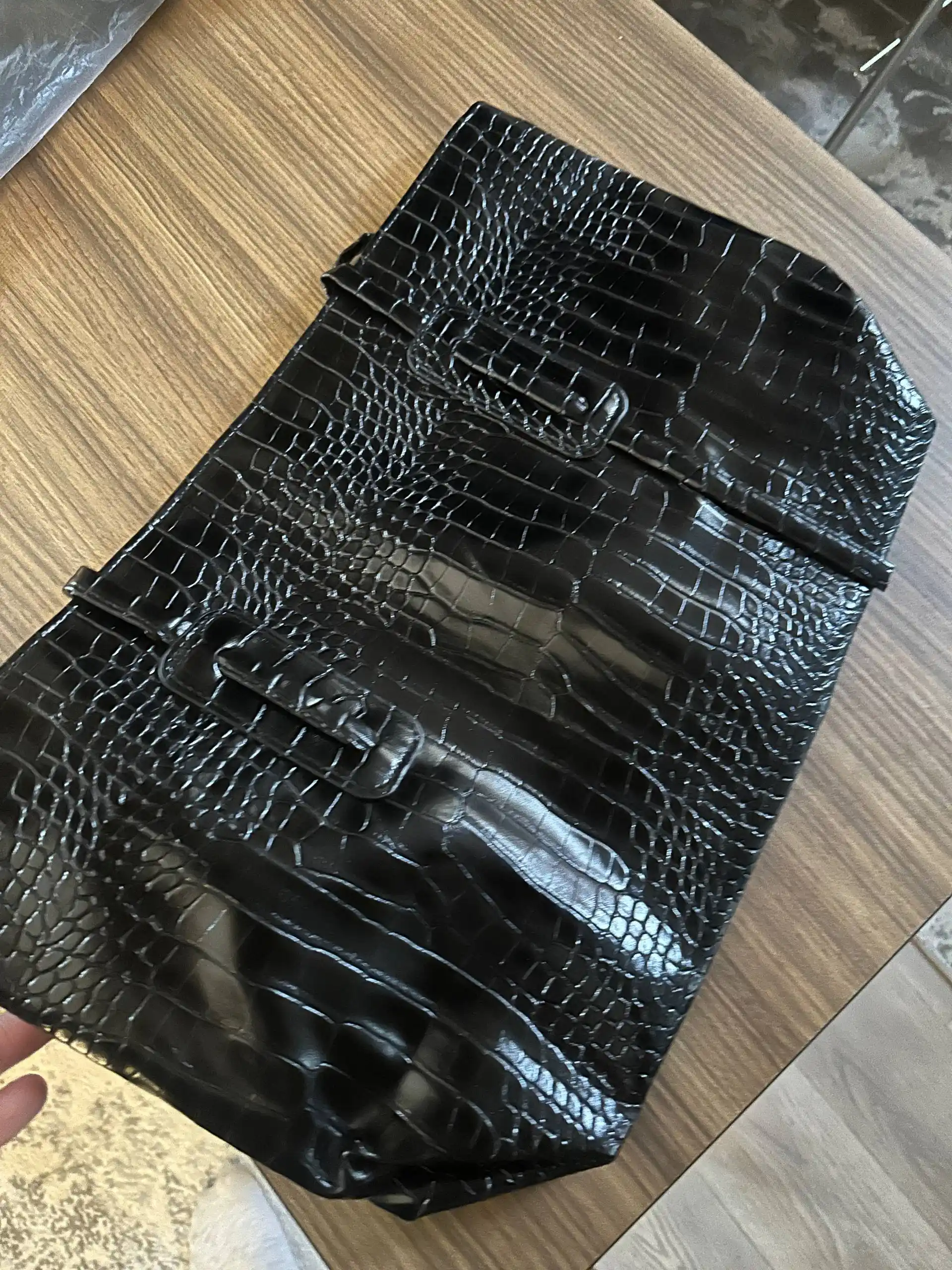 Ayollar uchun laklangan shopper sumka ZARMINA, eko-charm, krokodil teksturali, qora