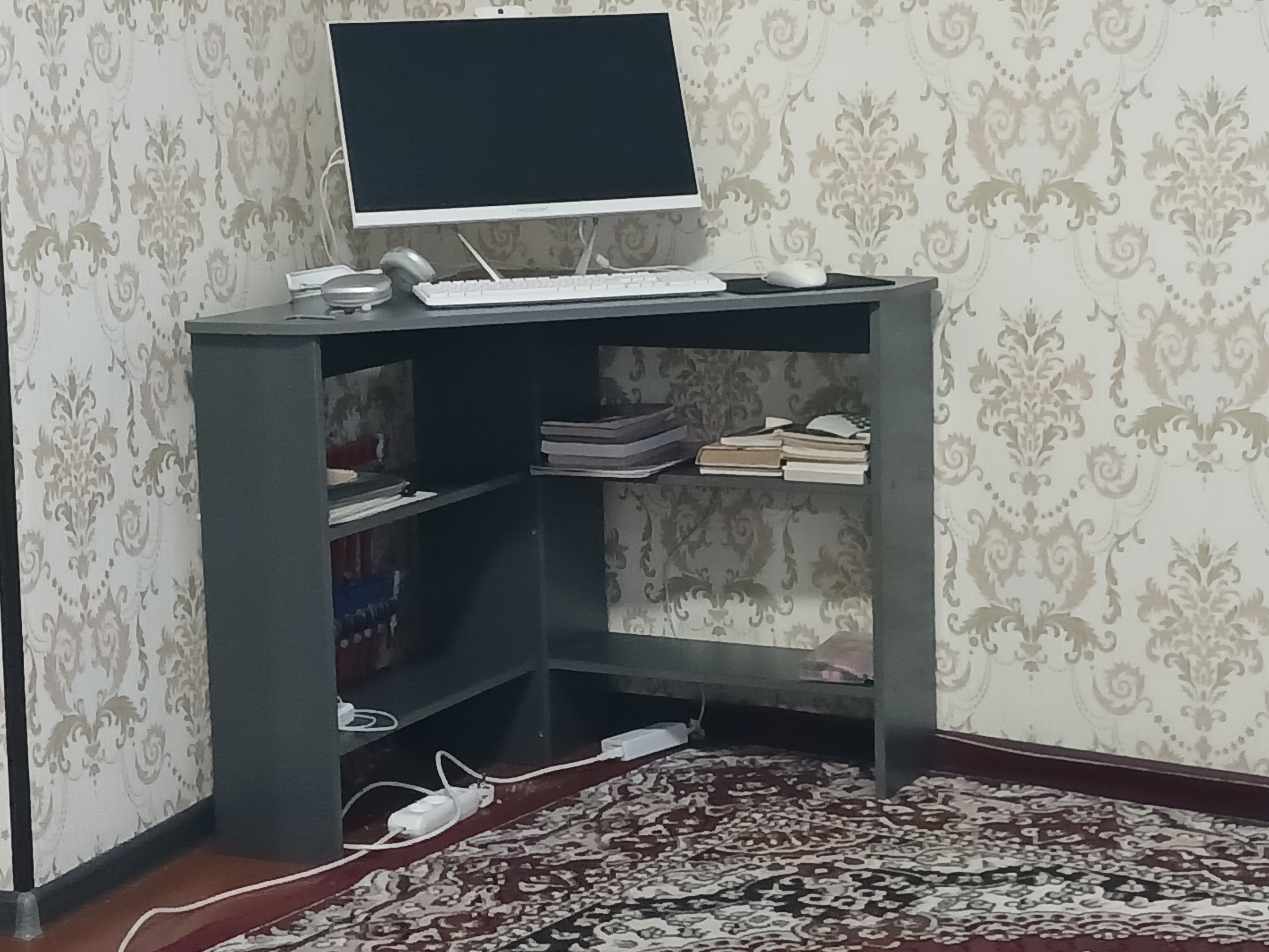 Угловой компьютерный стол