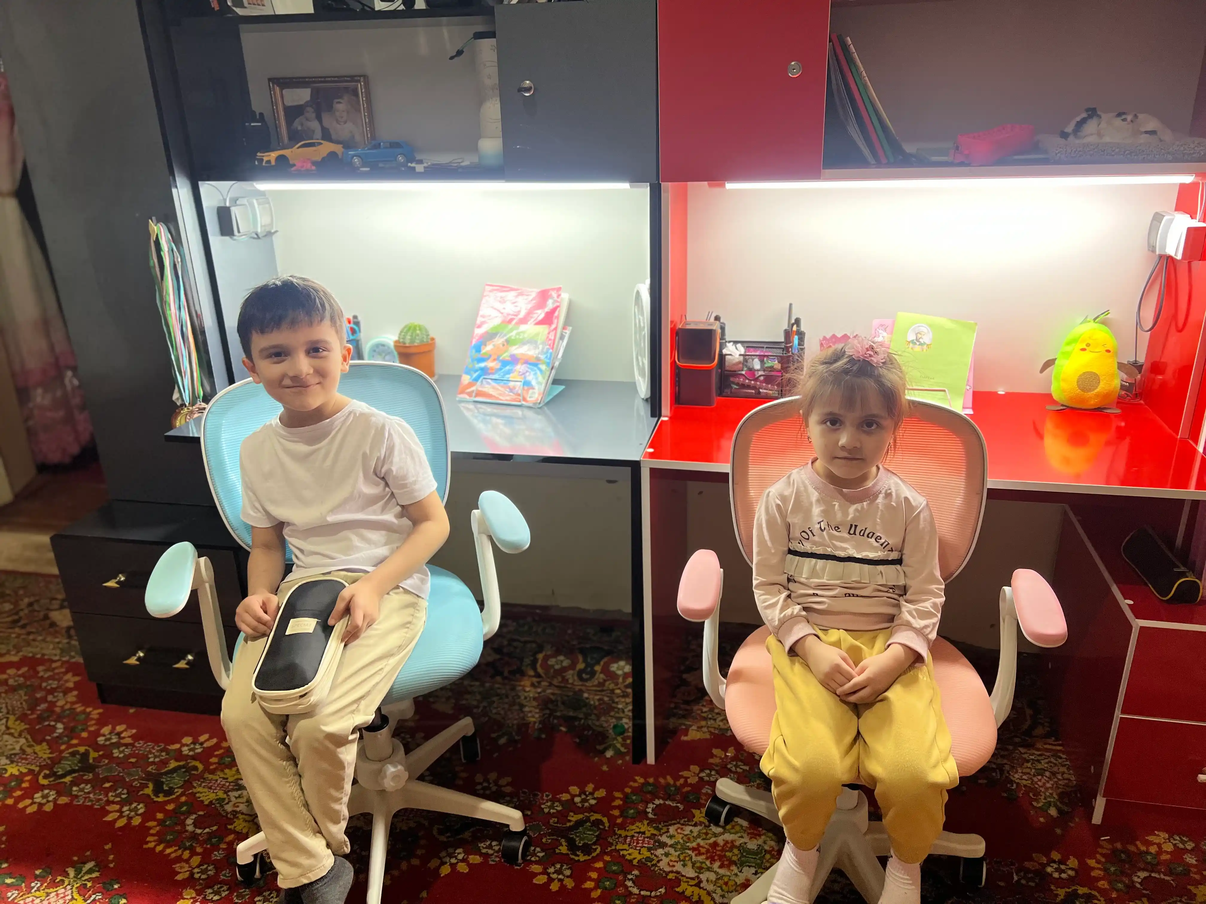 Детское учебное кресло с подлокотниками, Miss Lucky Seven подставкой для ног, регулируемое