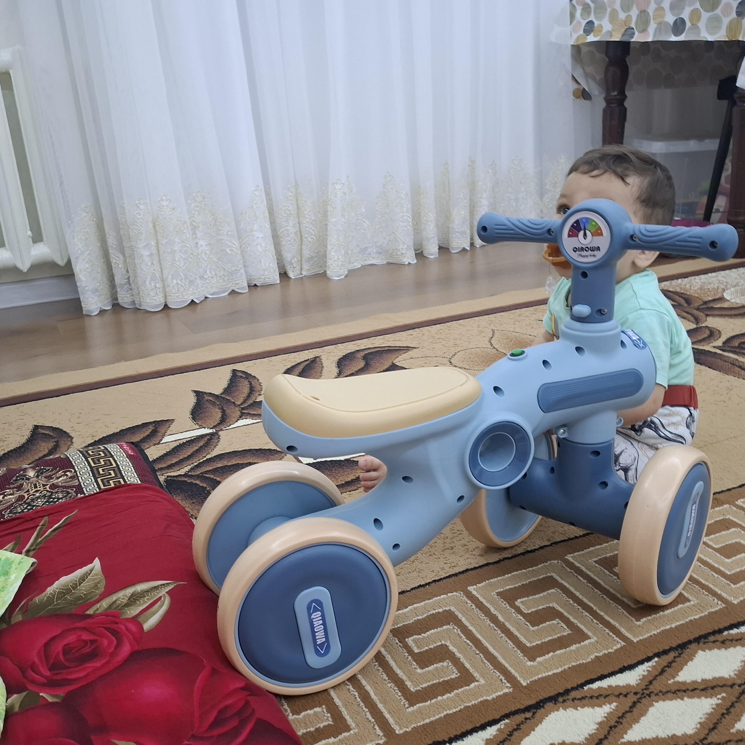 Bolalar to‘rt g‘ildirakli muvozanatlovchi velosipedi, pedalsiz, tolokar, aravacha