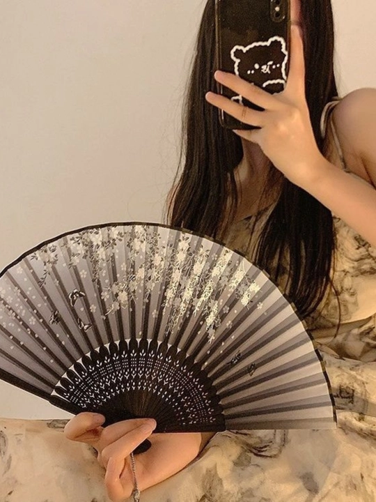 Noodatiy buklama yelpig‘ich, ayollar uchun qo‘l yelpig‘ichi
