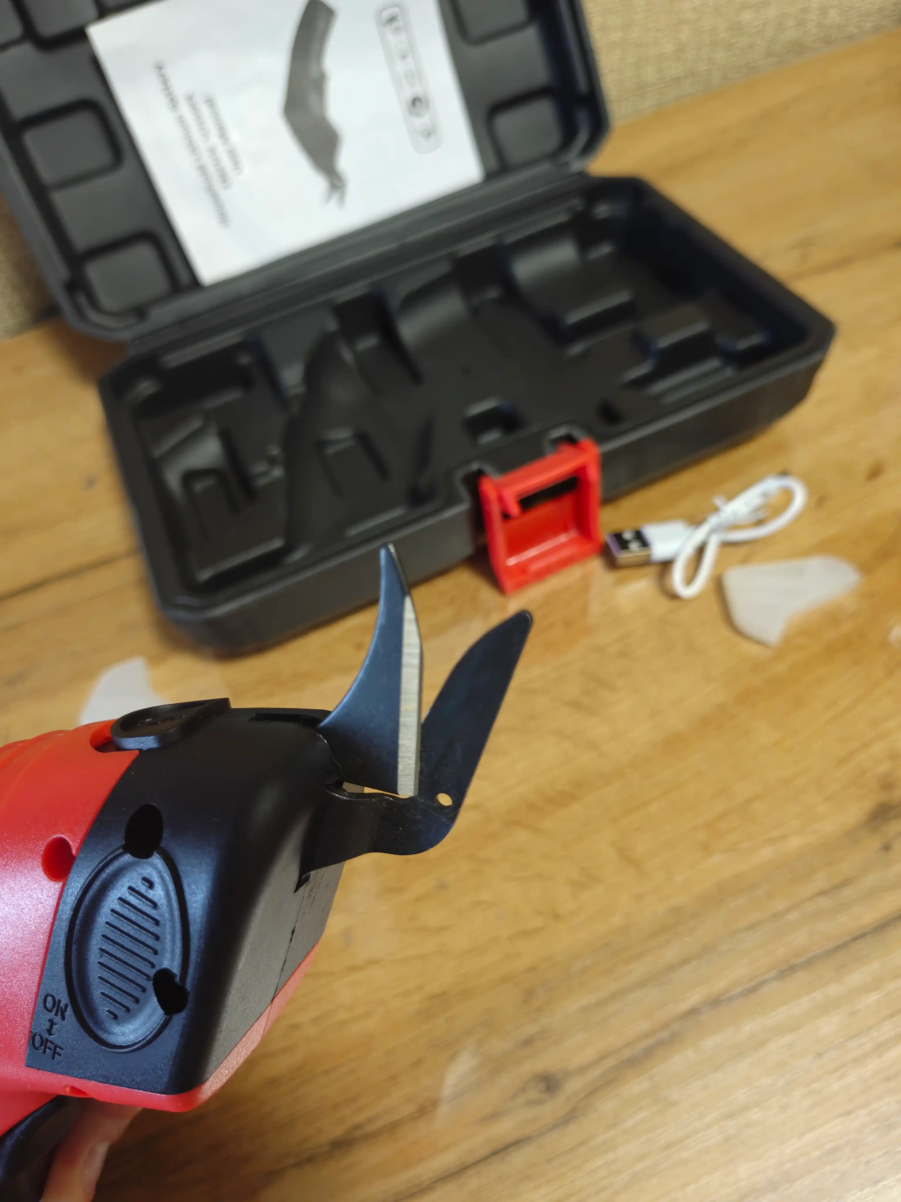 Simsiz akkumulyatorli elektr qaychi, mato, charm, karton va plastik uchun, 3.6 V