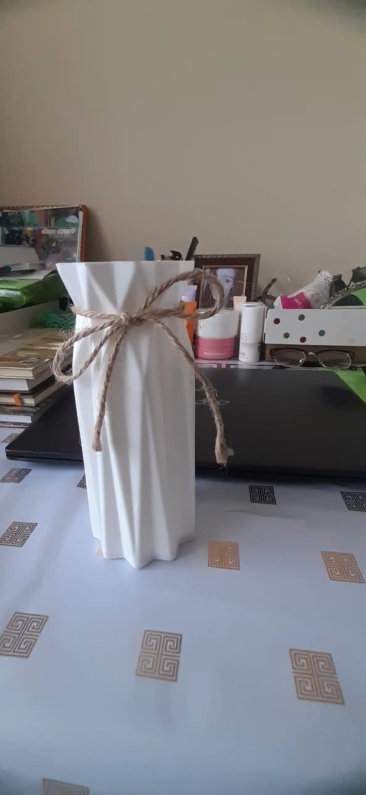 Uy va stol bezagi uchun dekorativ plastik vaza - zamonaviy kashpo, yengil va chidamli