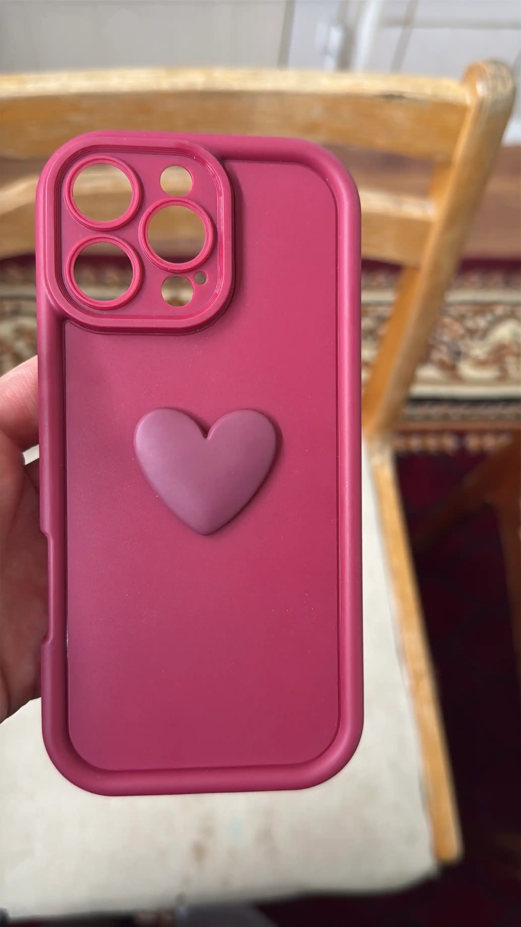 Chehol iPhone 11, 12, 13, 14, 15, 16 pro, pro max uchun hajmli yurak bilan
