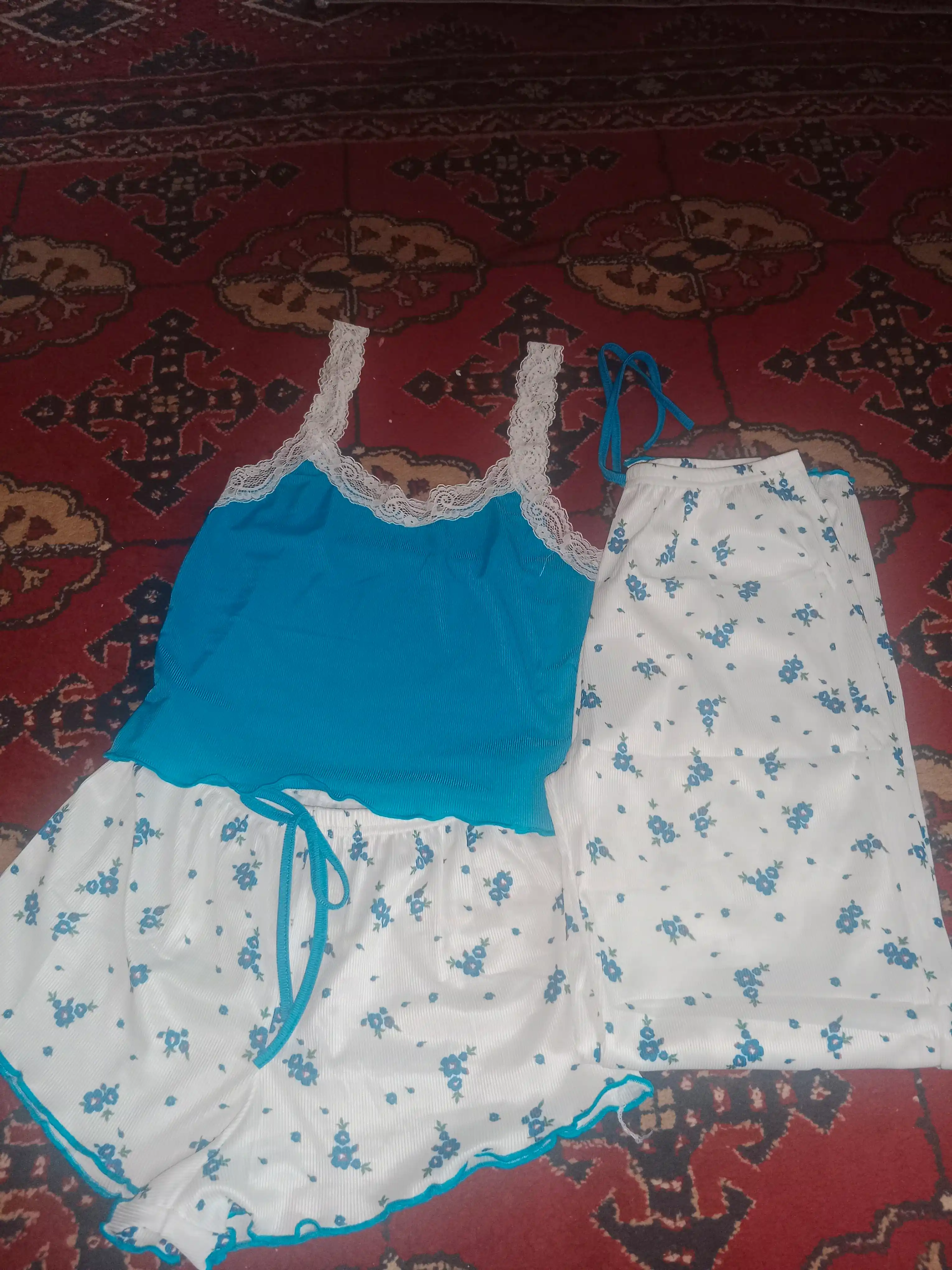 Pijama ayollar uchun 3x1, ayollar uy kiyimi to‘plami, gulli troyka – top, shim va shortik