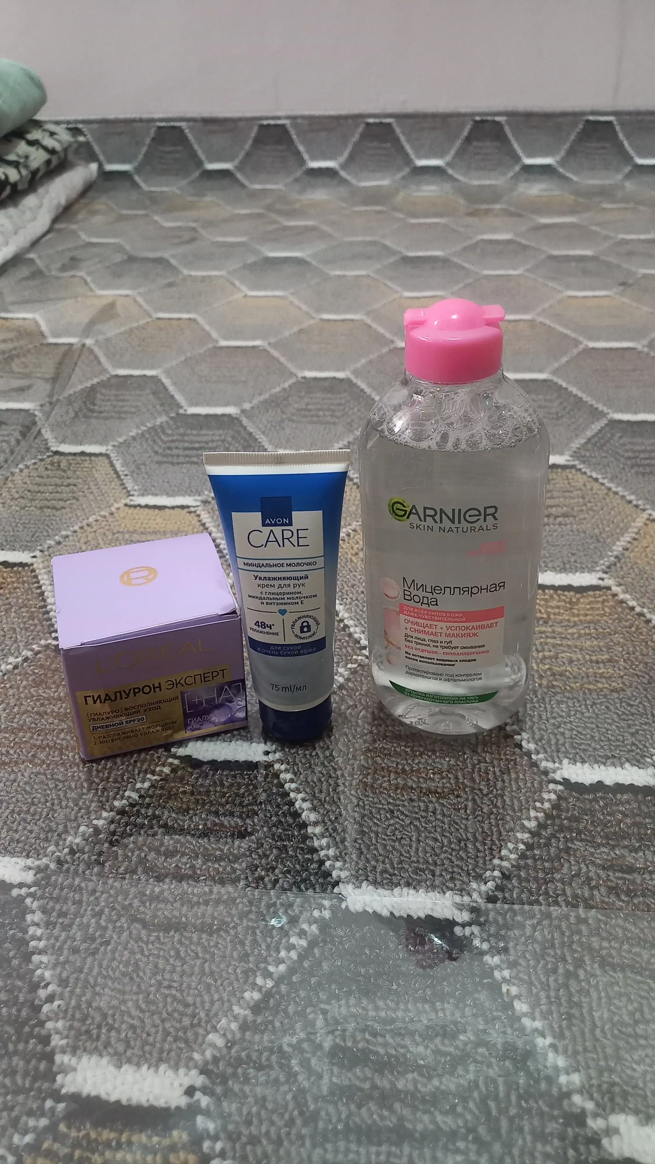 Qo'l kremi Avon, bodom suti va vitamin bilan, 75 ml