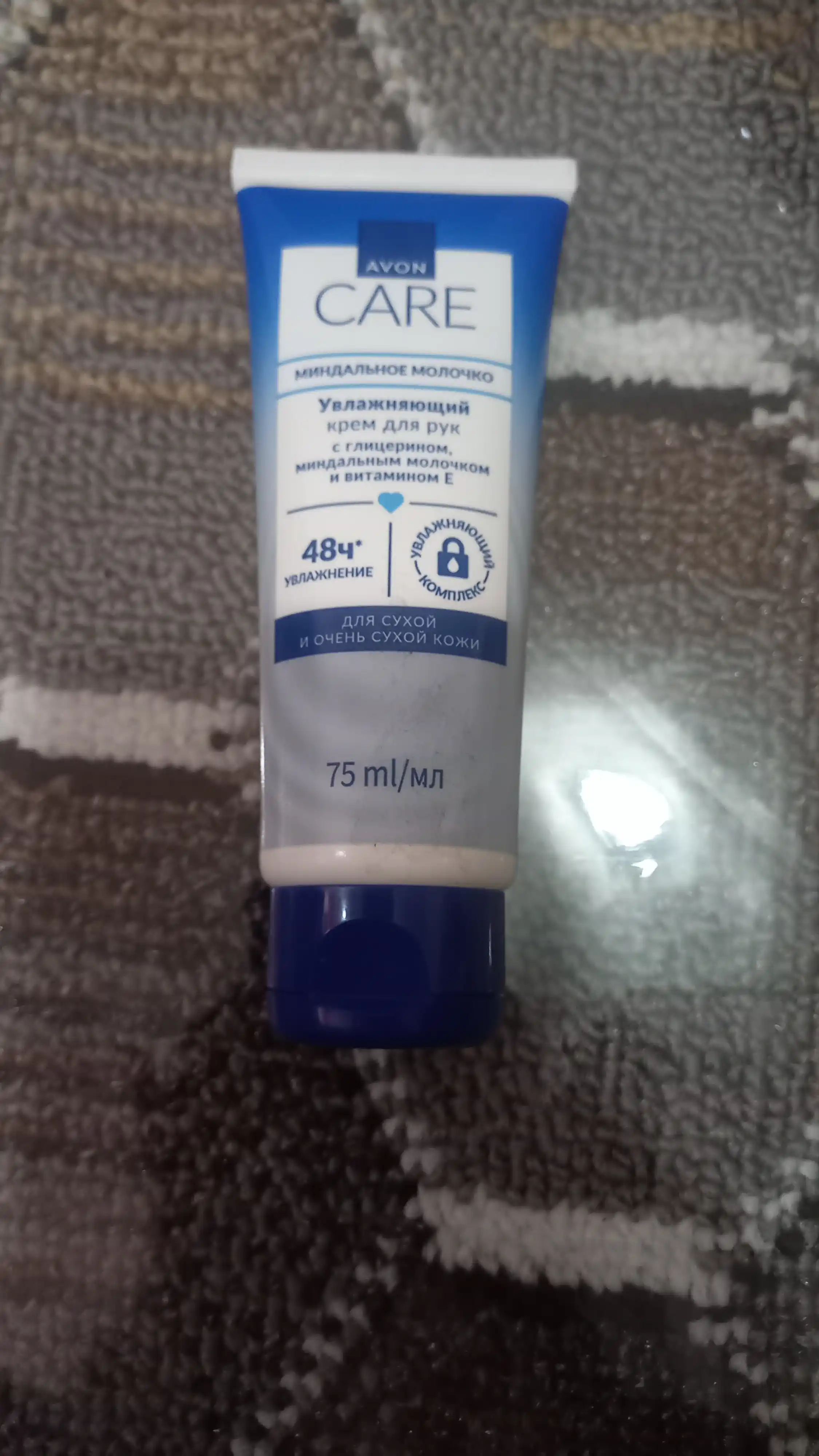 Qo'l kremi Avon, bodom suti va vitamin bilan, 75 ml