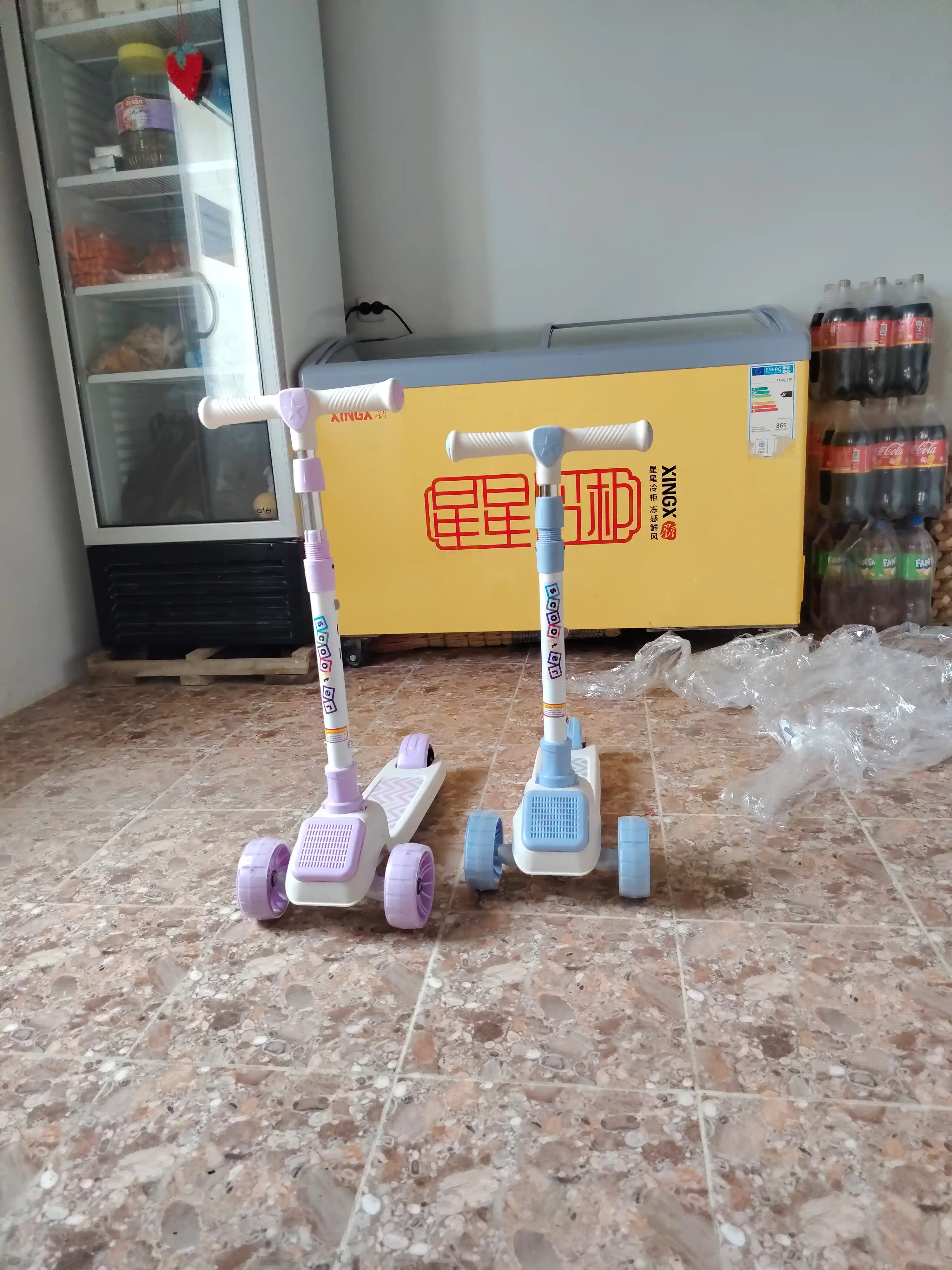 Bolalar samokat uch g‘ildirakli, o‘rindiqli samokat, sozlanadigan rul, yorqin g‘ildiraklar