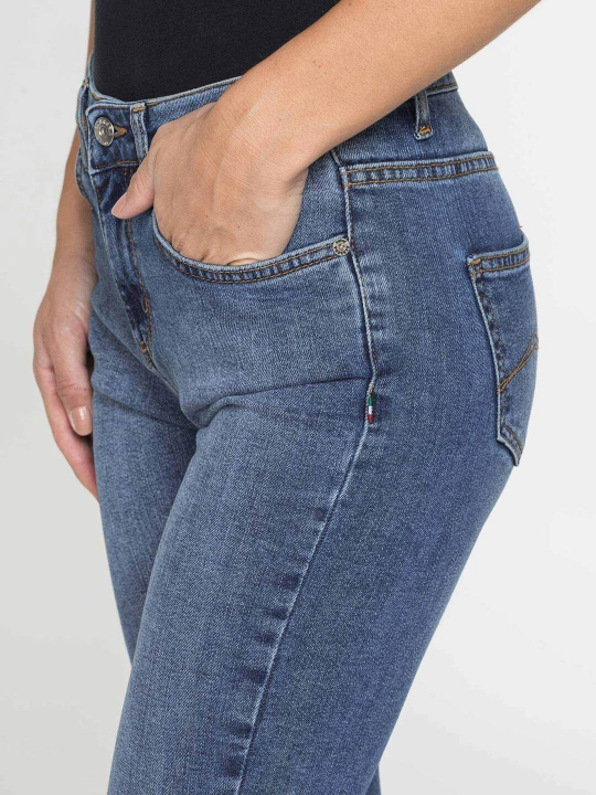 Toraytirilgan ayollar jinsilari Carrera Jeans, Italiya