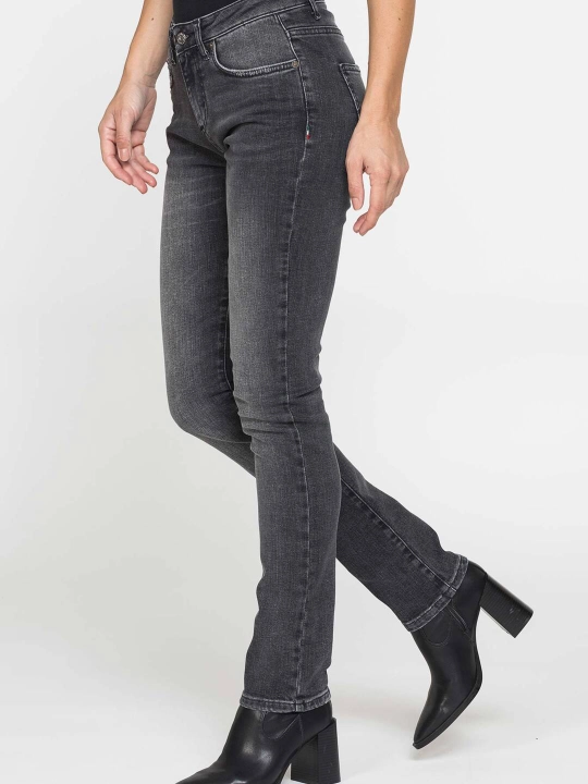 Toraytirilgan ayollar jinsilari Carrera Jeans, Italiya