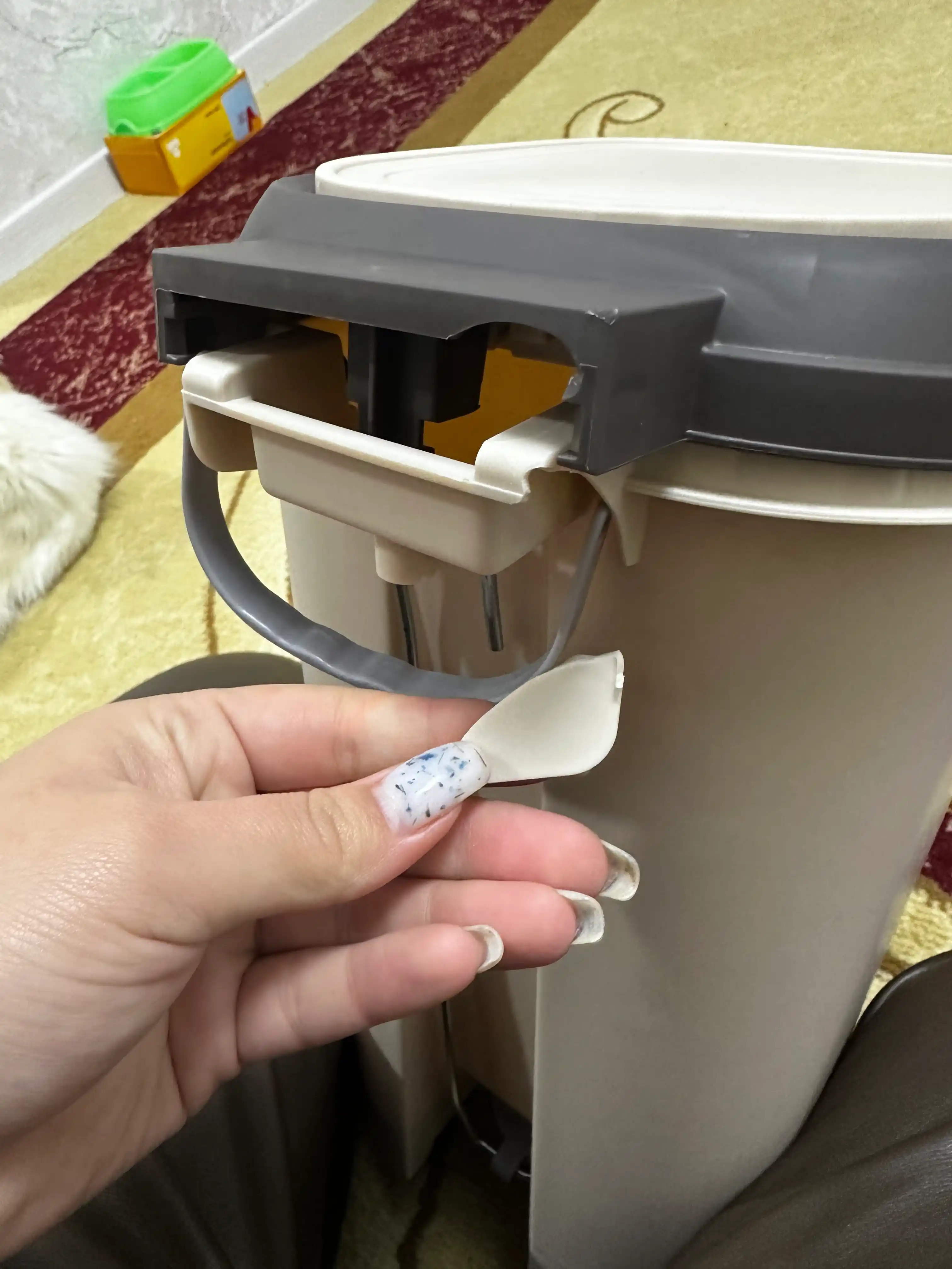 Uy va ofis uchun metall va plastikdan yasalgan chiqindi chelagi