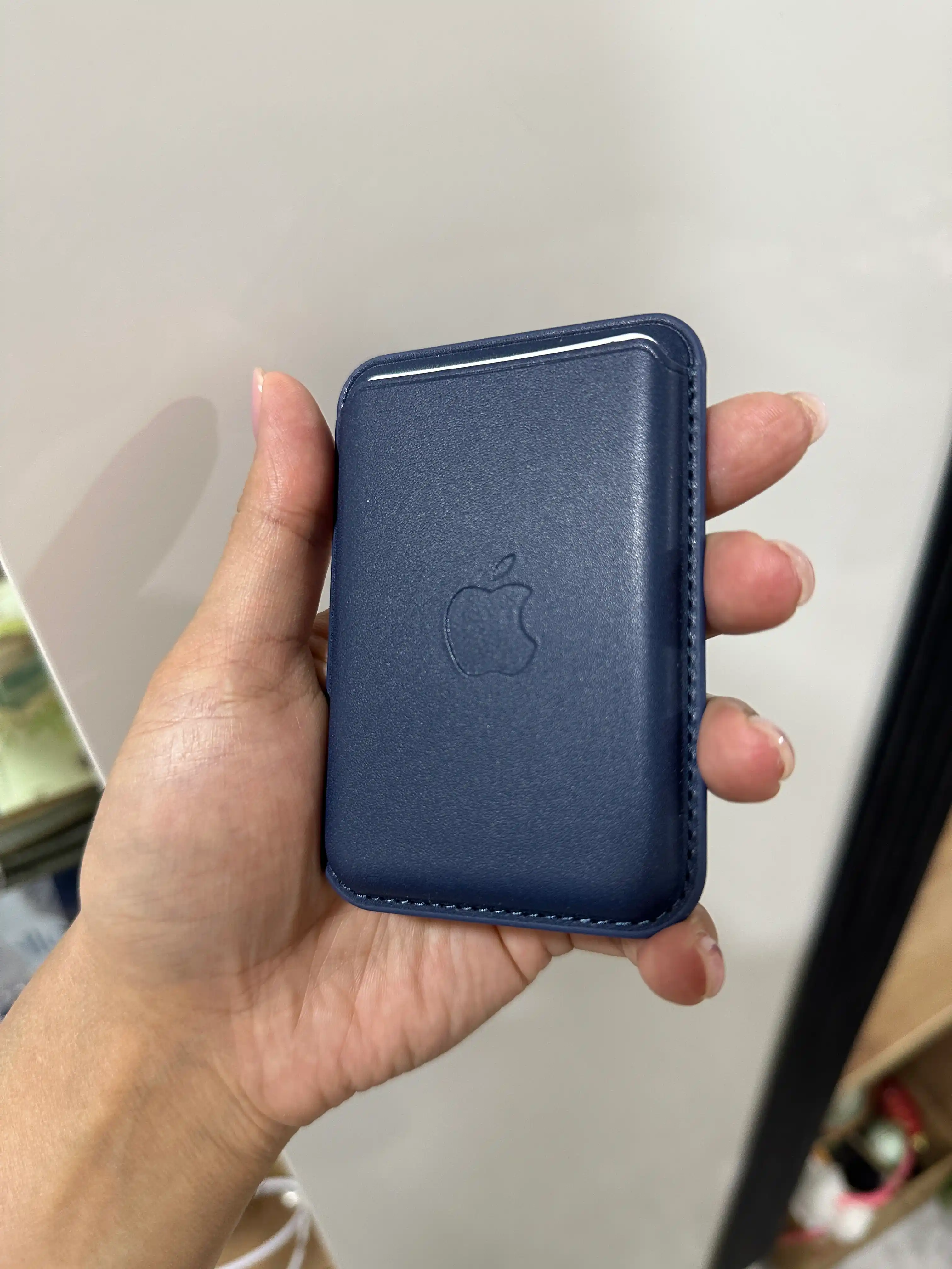IPhone uchun MagSafe qo‘llab-quvvatlanadigan logotipli charm kartxolder