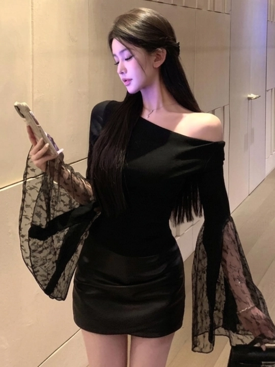 Кофта женская, с гипюровыми рукавами Soft Lace Bell —приталенная блуза