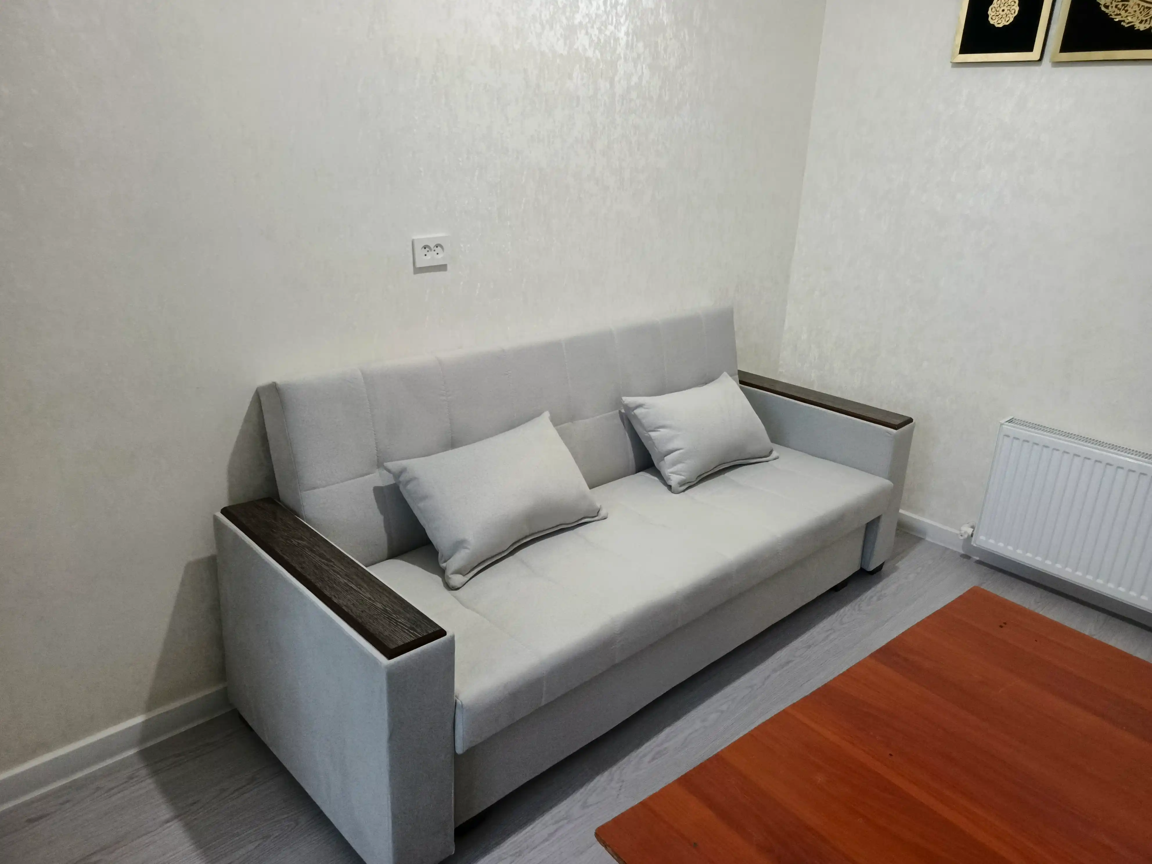 Divan-kitob. Saqlash uchun YASHIGI bor. Mehmonxona va yotoqxona uchun zamonaviy divan