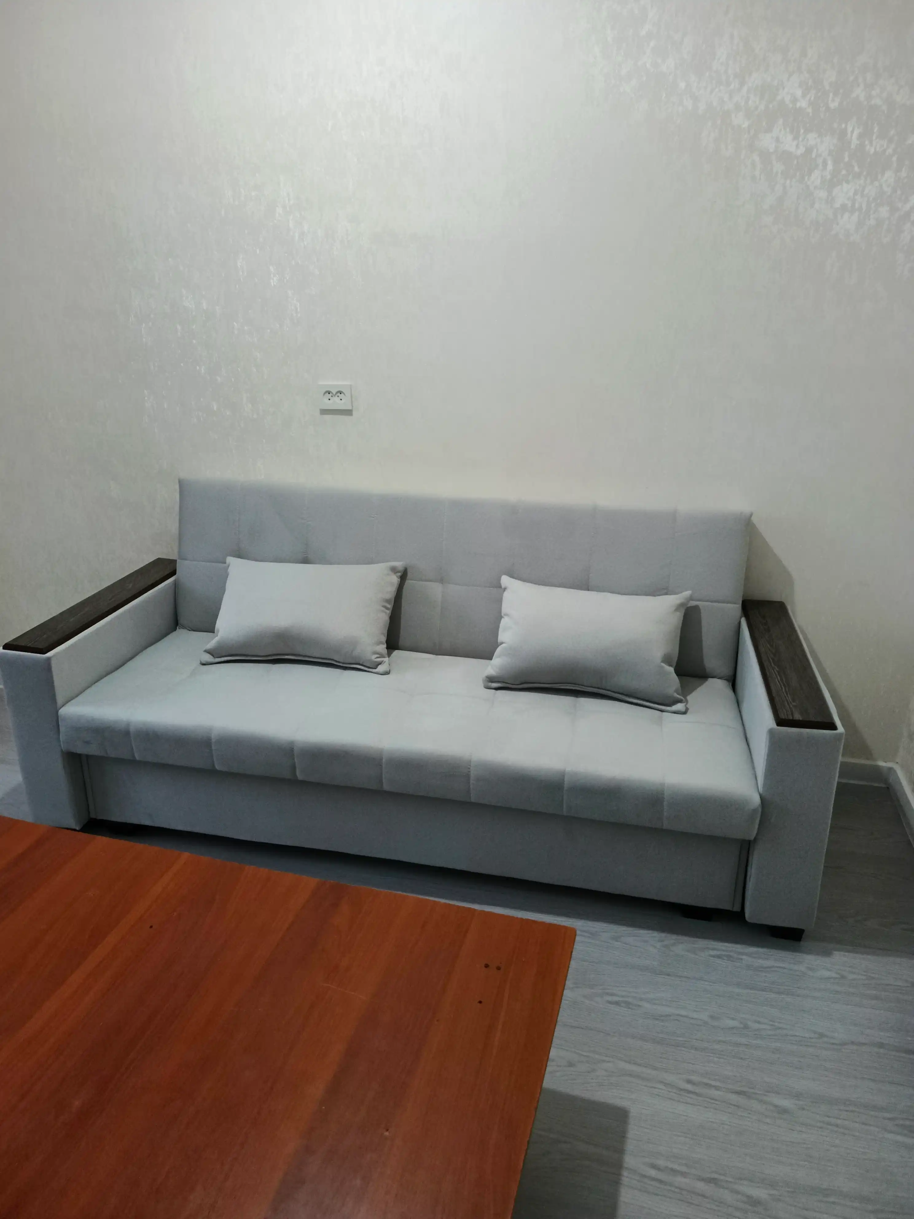 Divan-kitob. Saqlash uchun YASHIGI bor. Mehmonxona va yotoqxona uchun zamonaviy divan
