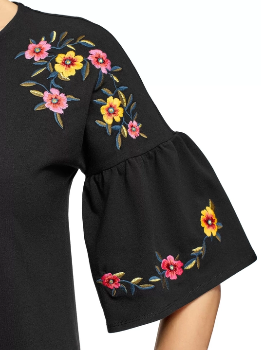 "Floral Style" kashta tikilgan ayollar futbolkasi