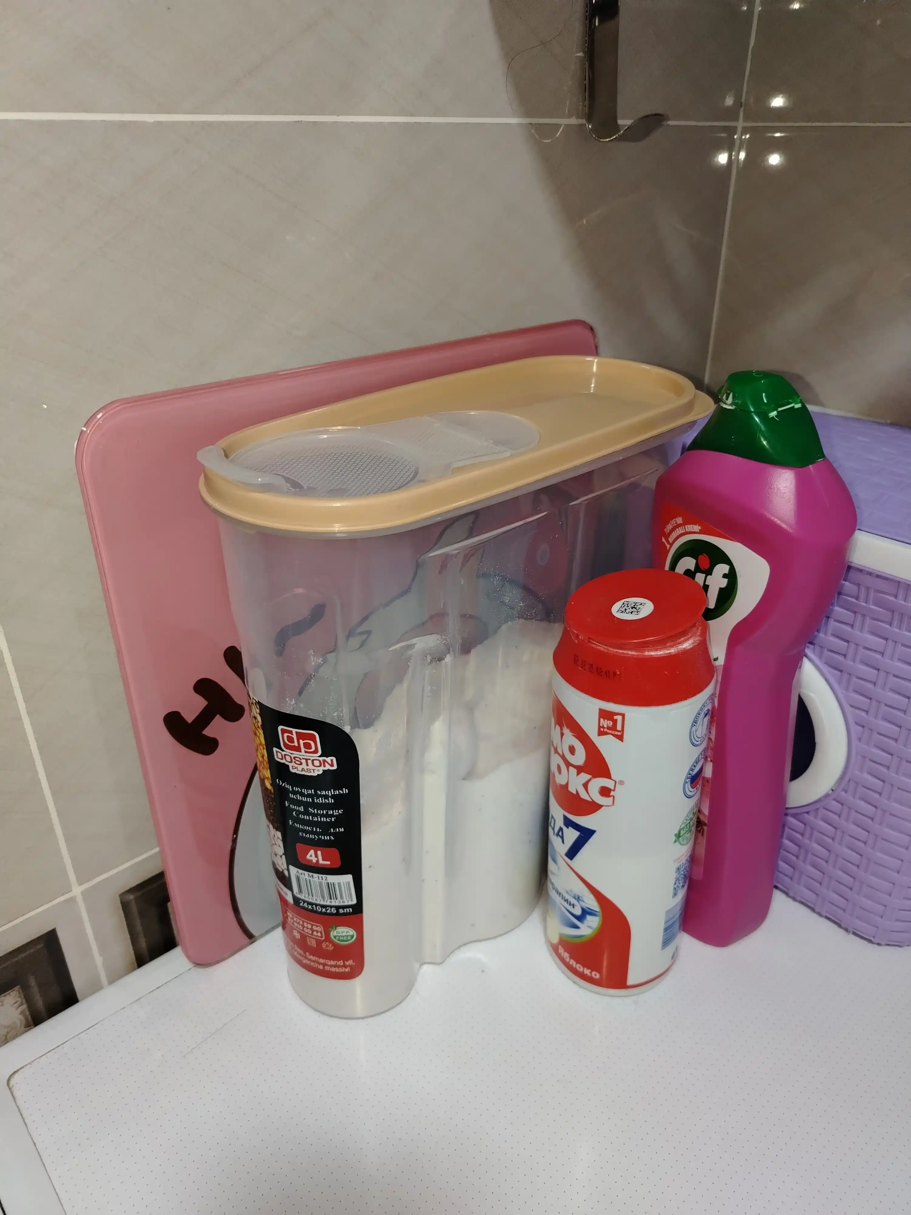 Sochiluvchan mahsulotlarni (krup) saqlash uchun plastik, qopqoqli konteyner