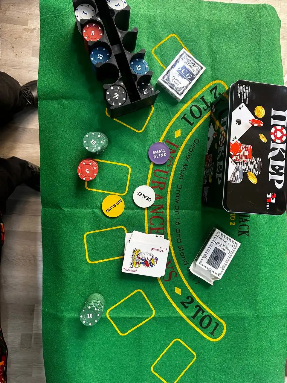 Texas Holdem Poker pokeri to‘plami, kartalar va movut 100-200 fishka, nominal 2 ta to‘p