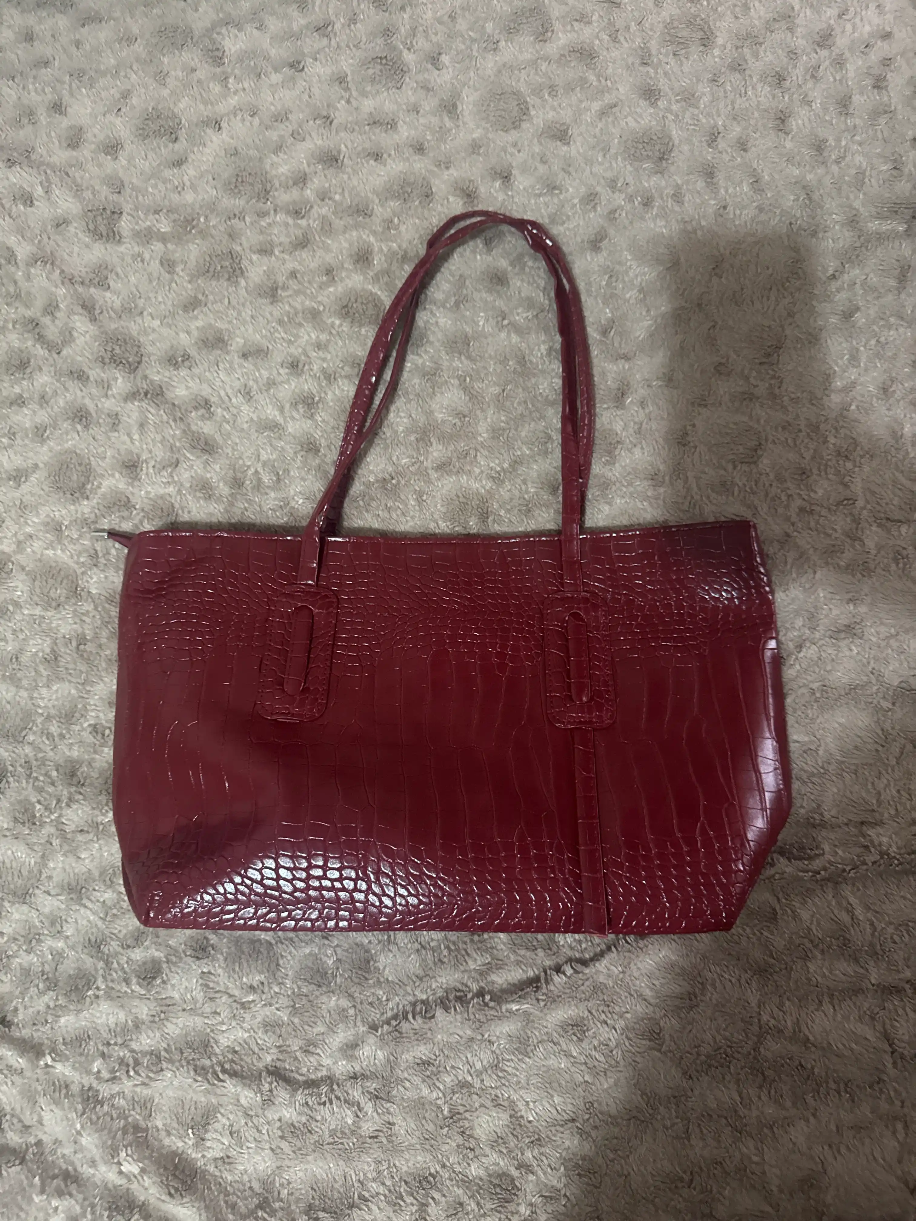Ayollar uchun laklangan shopper sumka ZARMINA, eko-charm, krokodil teksturali, qora
