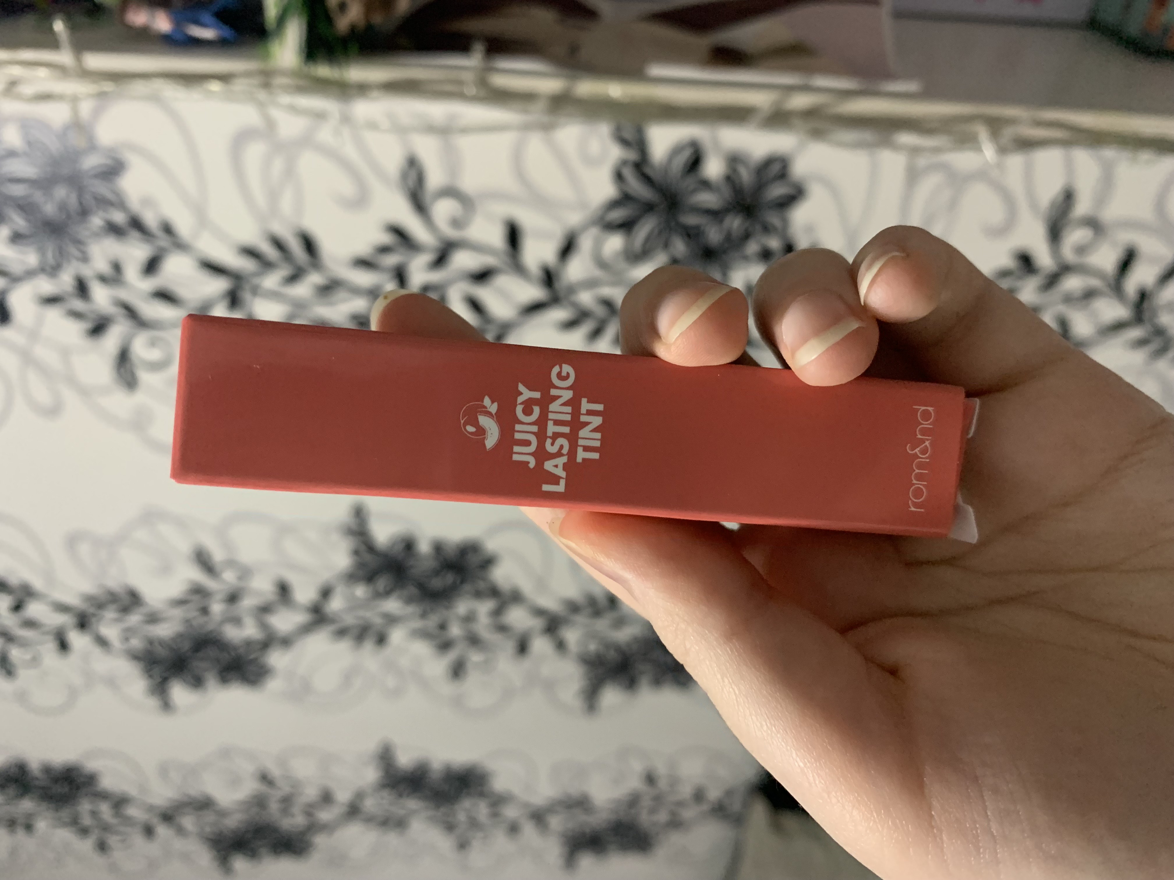 Uzoq muddatli porloq lab bo'yog'i rom&nd Juicy Lasting Tint