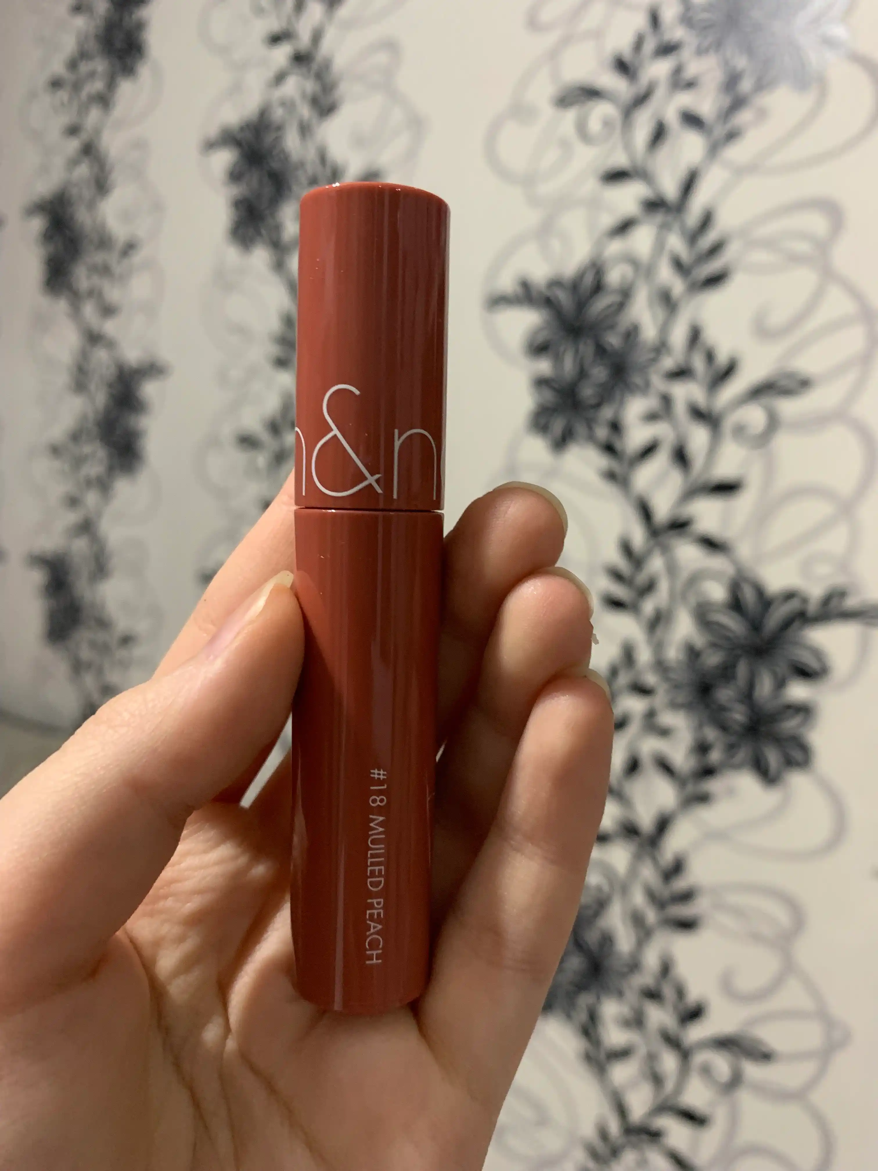 Uzoq muddatli porloq lab bo'yog'i rom&nd Juicy Lasting Tint