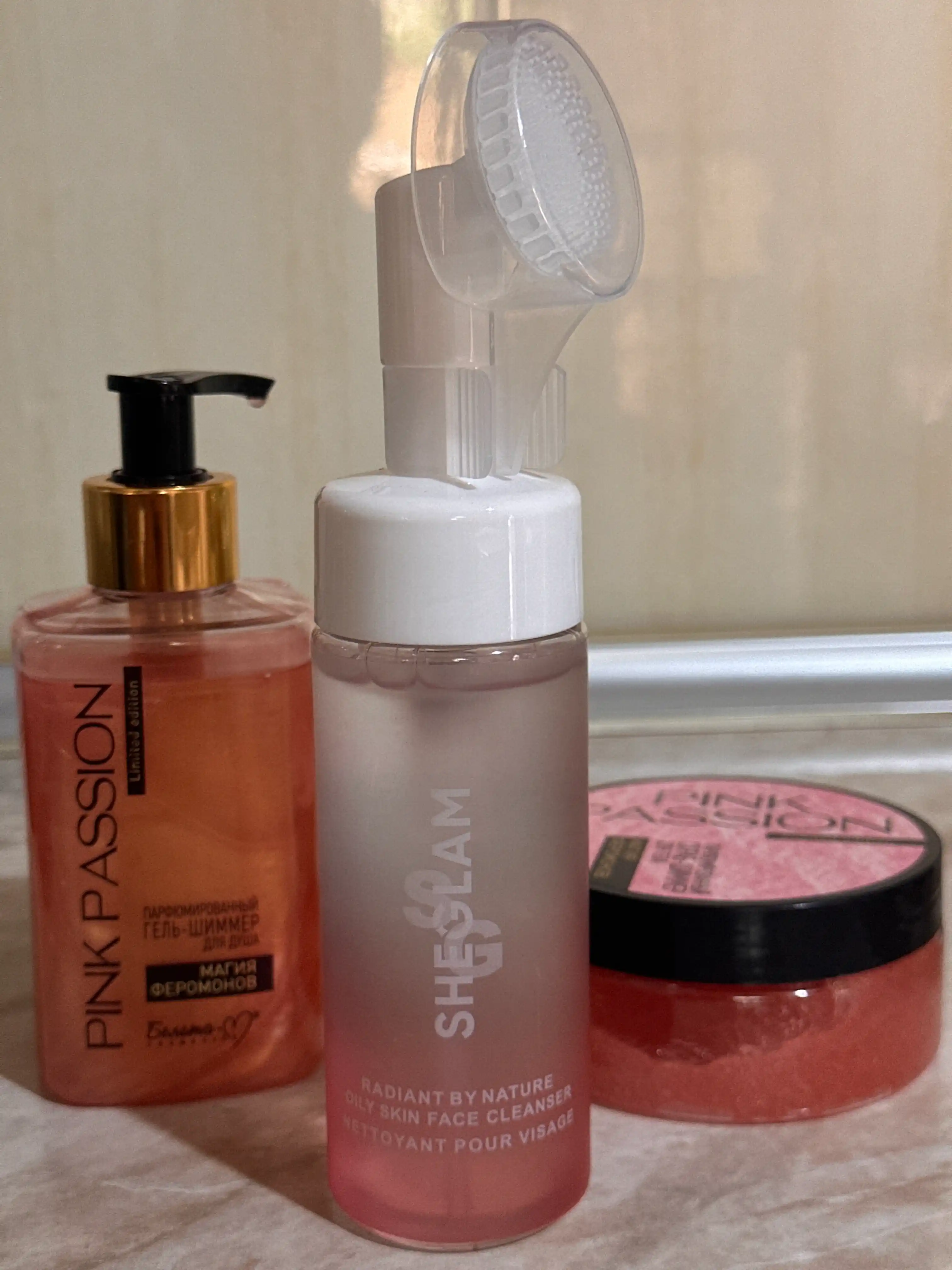 Пенка для умывания лица Sheglam, oчищающая, увлажняющая, с массажной щеткой