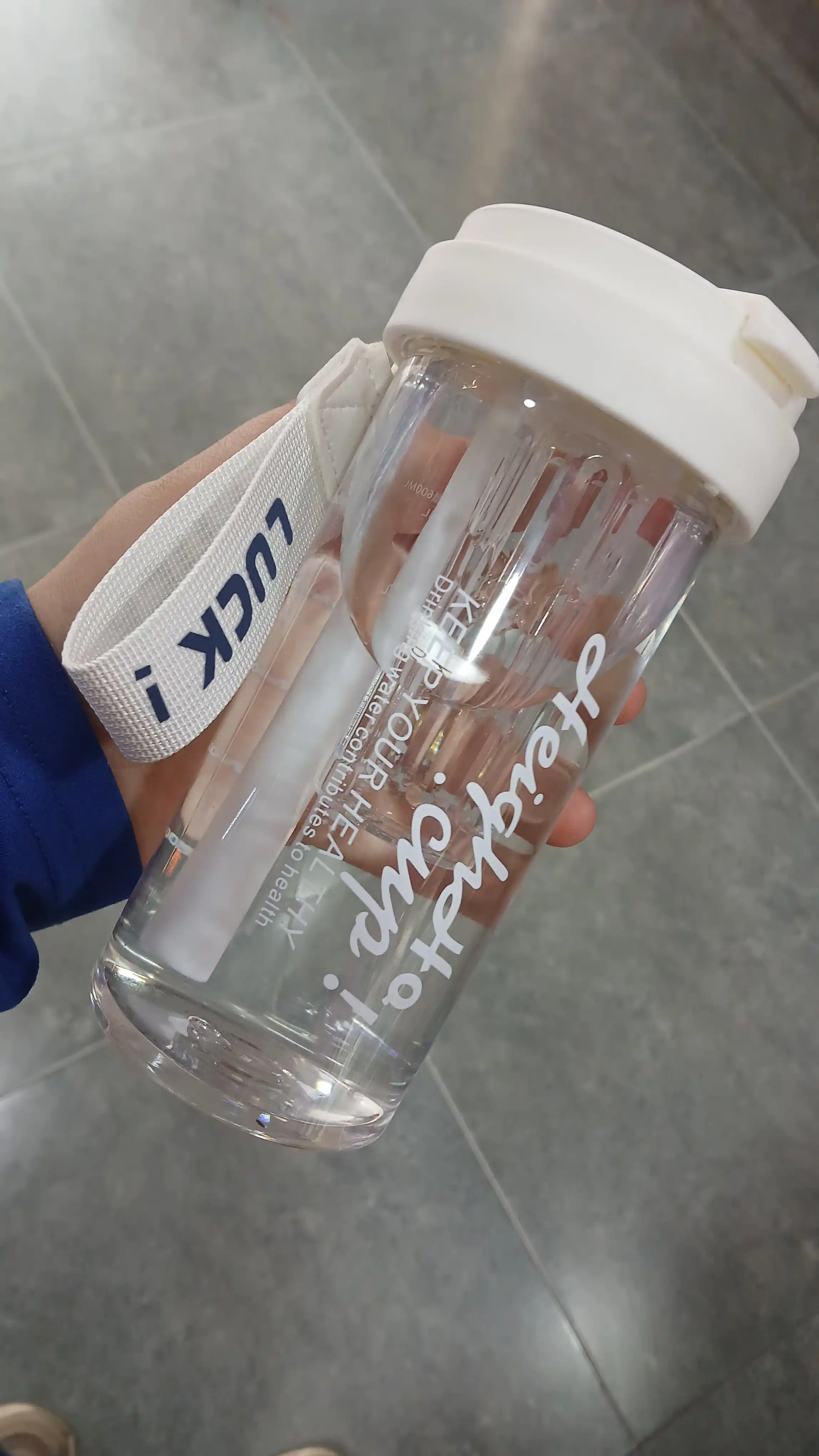 Suv uchun turli rangdagi shisha, naychasi va mevalar uchun bo‘linmasi bilan, 600 ml