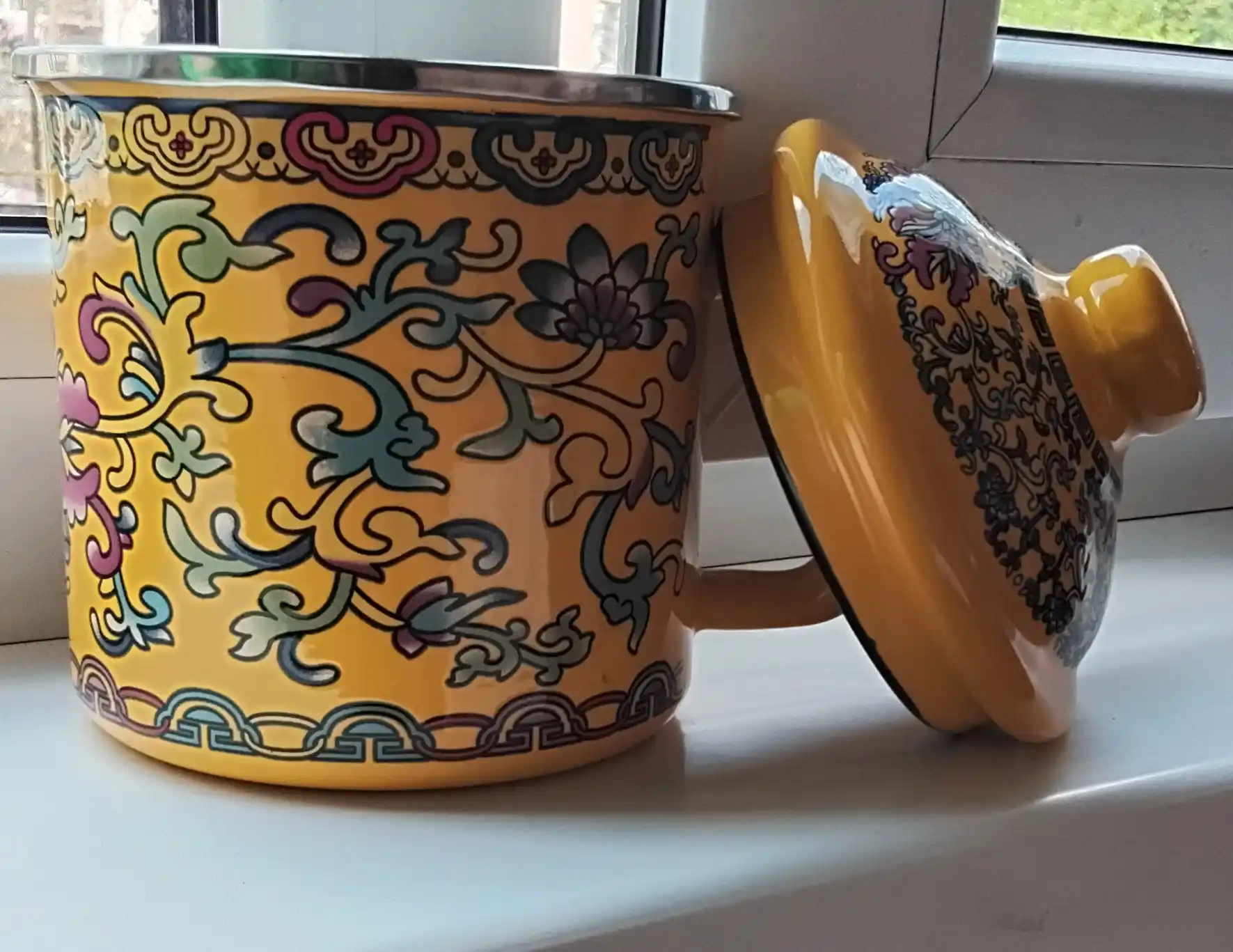 Qopqoqli emalli krujka