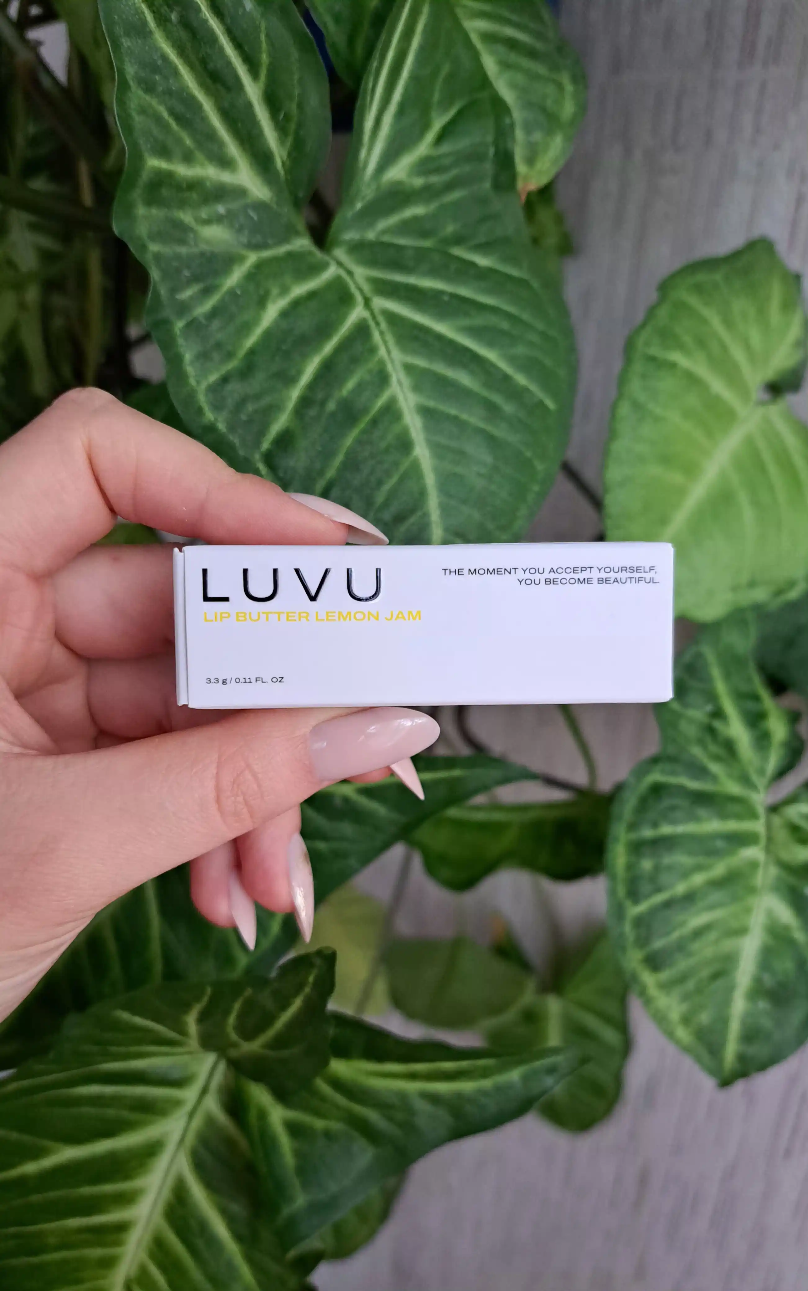 LUVU Lip Butter lablar uchun oziqlantiruvchi barter
