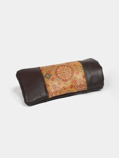 Коричневый