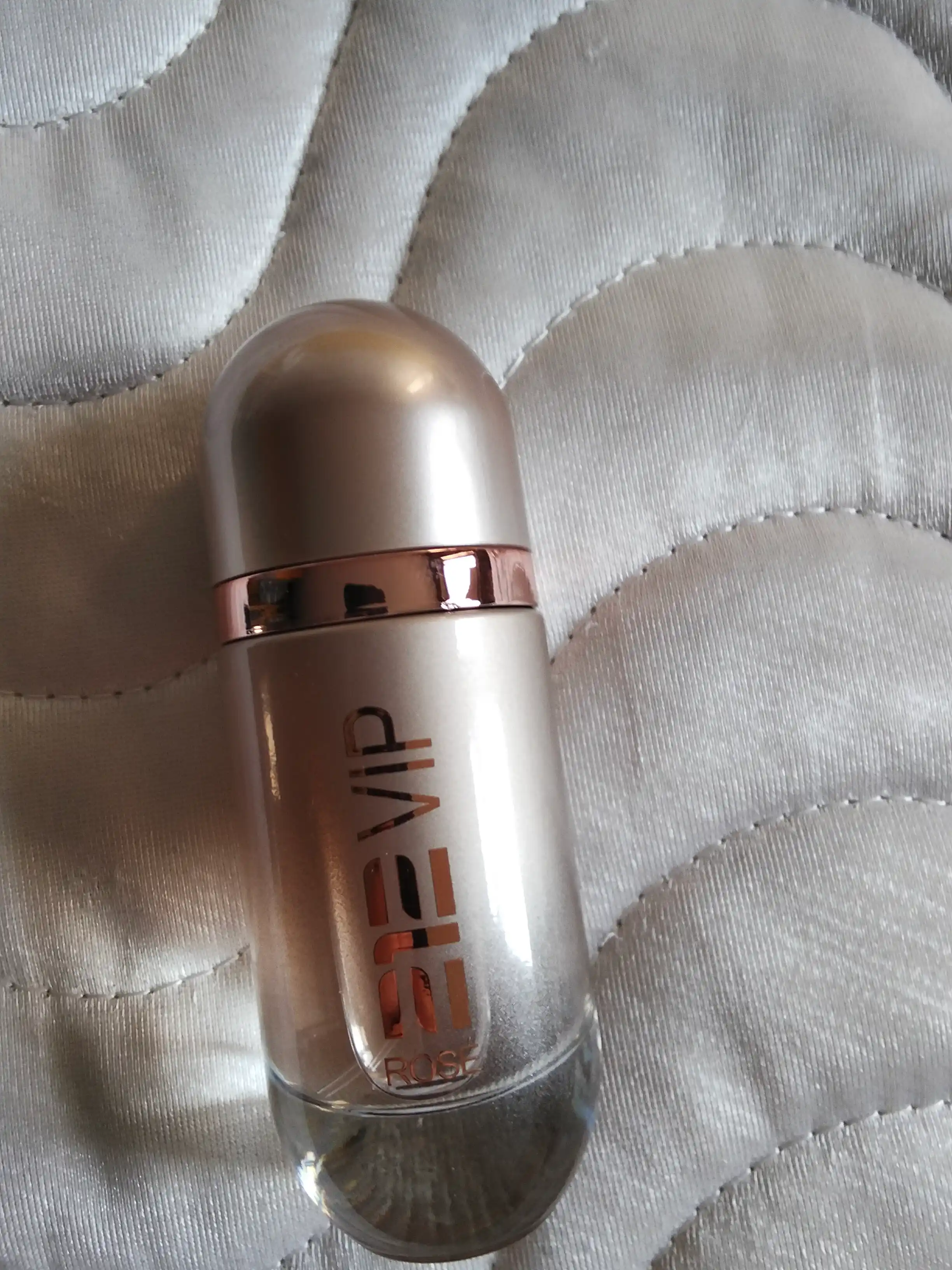 Carolina HERRERA 212 VIP ROSE ELIXIR parfyumlangan suvi