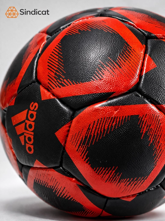 Futbol to‘pi, o‘lcham 5, qora va qizil rang uyg‘unligi