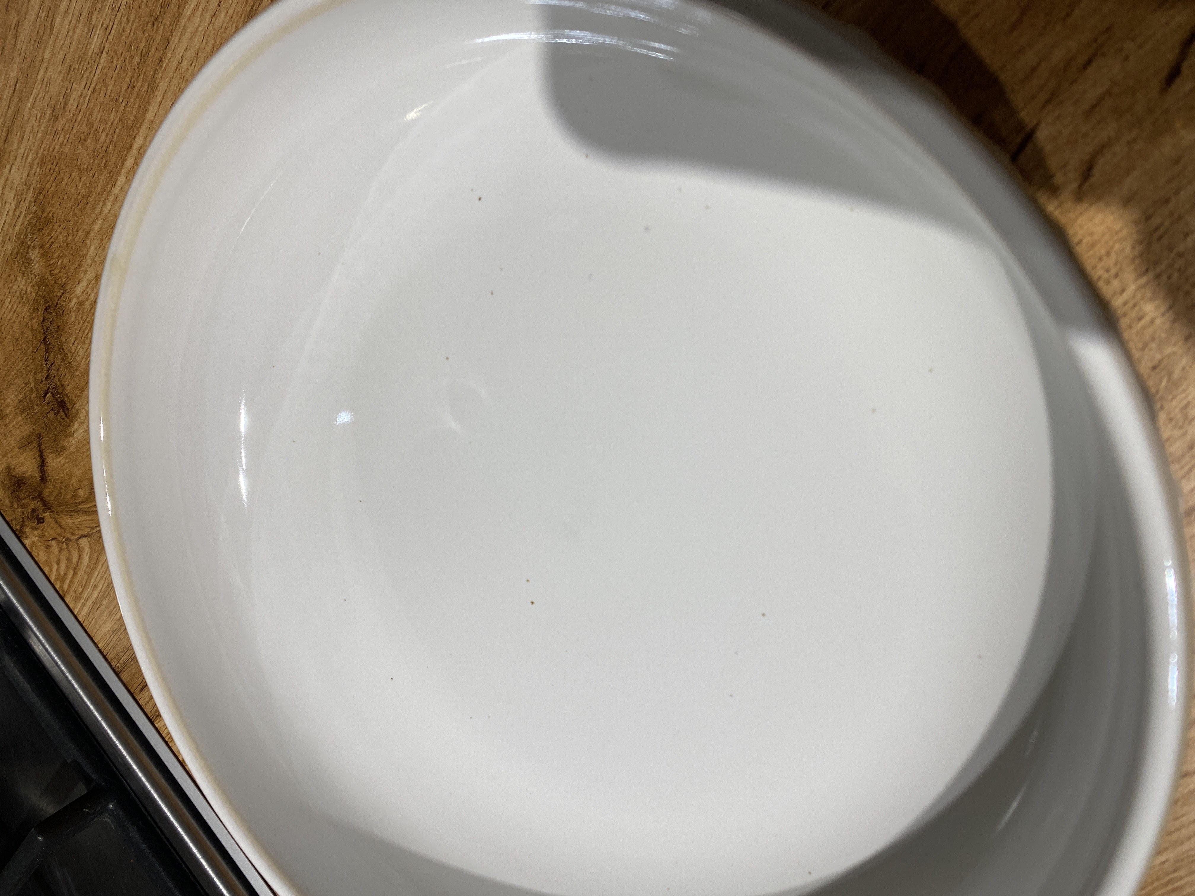 Diametri 23 sm, balandligi 5 sm va og‘irligi 650 g bo‘lgan nafis salat idishi
