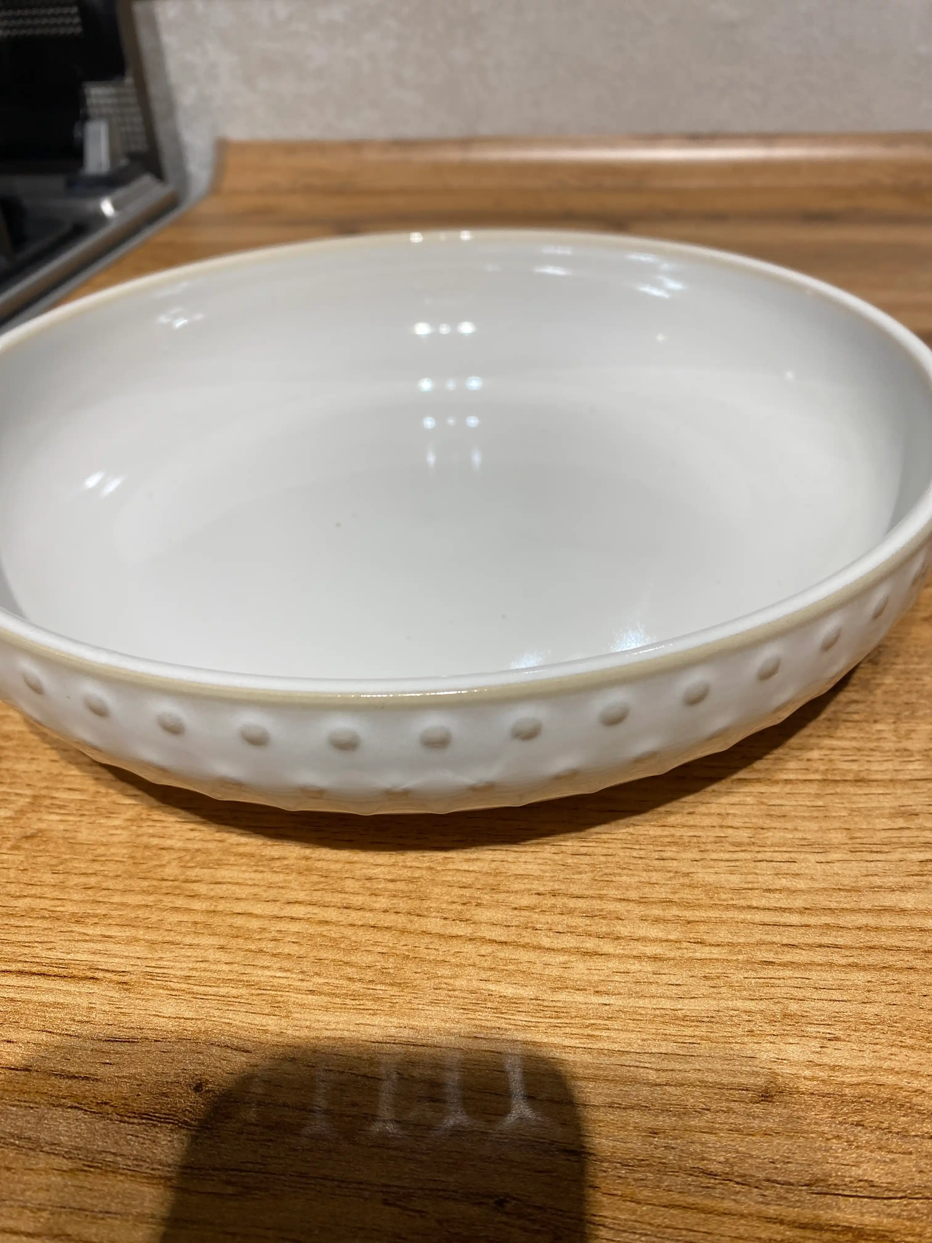 Diametri 23 sm, balandligi 5 sm va og‘irligi 650 g bo‘lgan nafis salat idishi