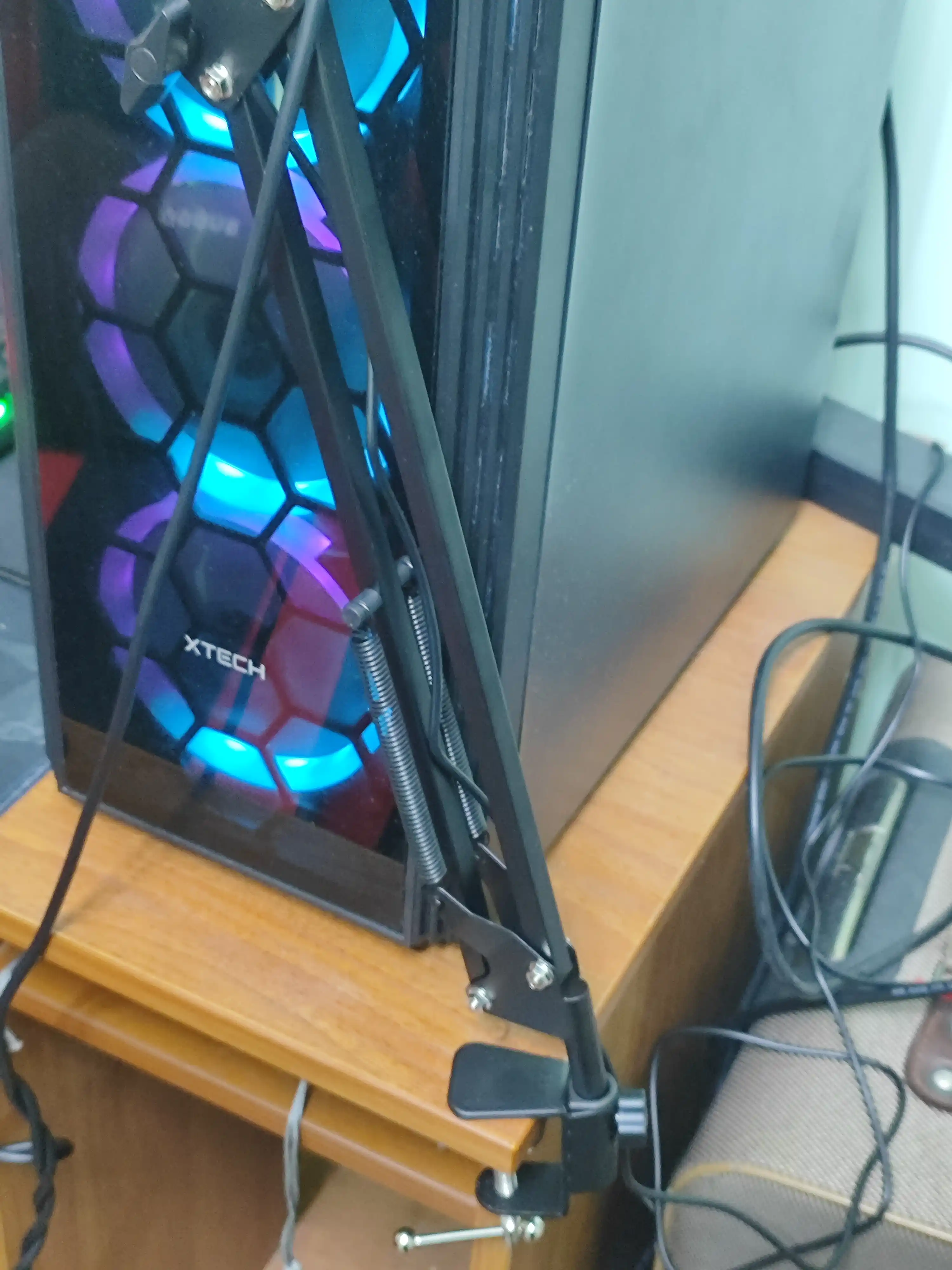 Микрофон конденсаторный игровой с подсветкой RGB с кронштейном, с поп-фильтром для стримов