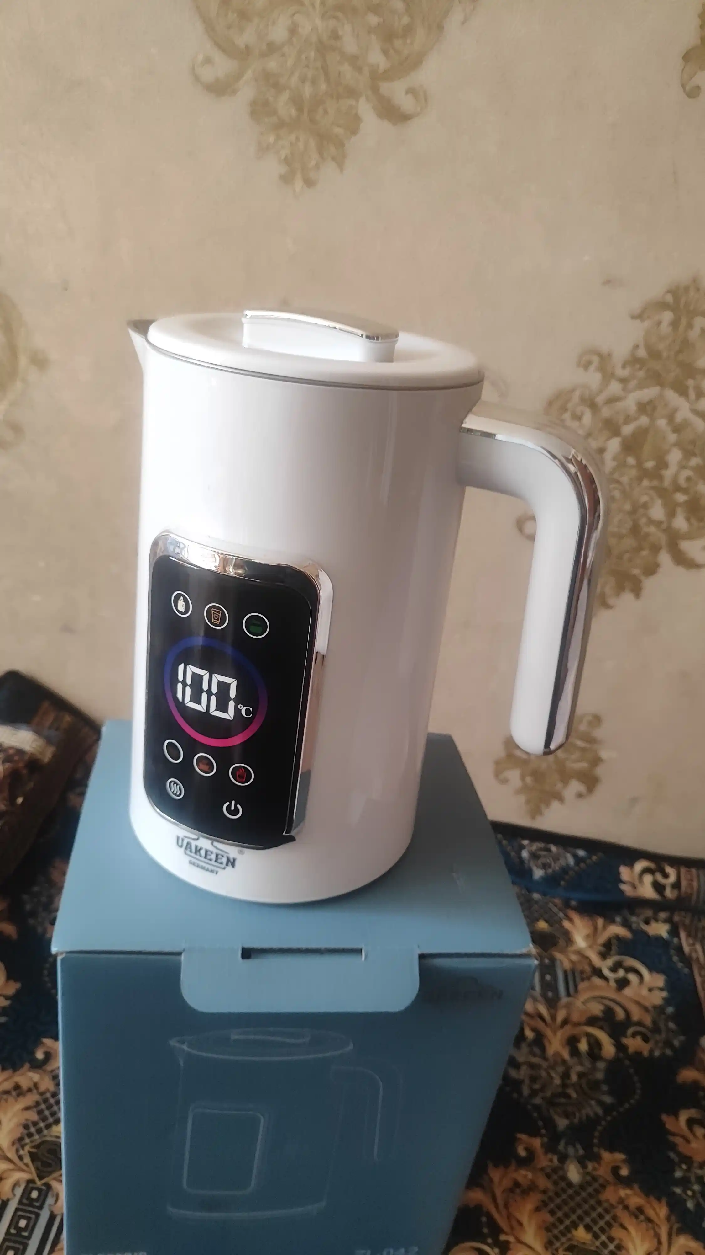UAKEEN elektr choynagi 2 l 2200 Vt raqamli displey bilan. Tez qaynatish. Avtomatik o‘chish