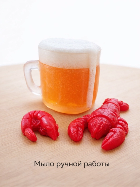 Qo‘lbola sovun qisqichbaqa va krevetka bilan bir krujka pivo, hazil-mutoyiba bilan