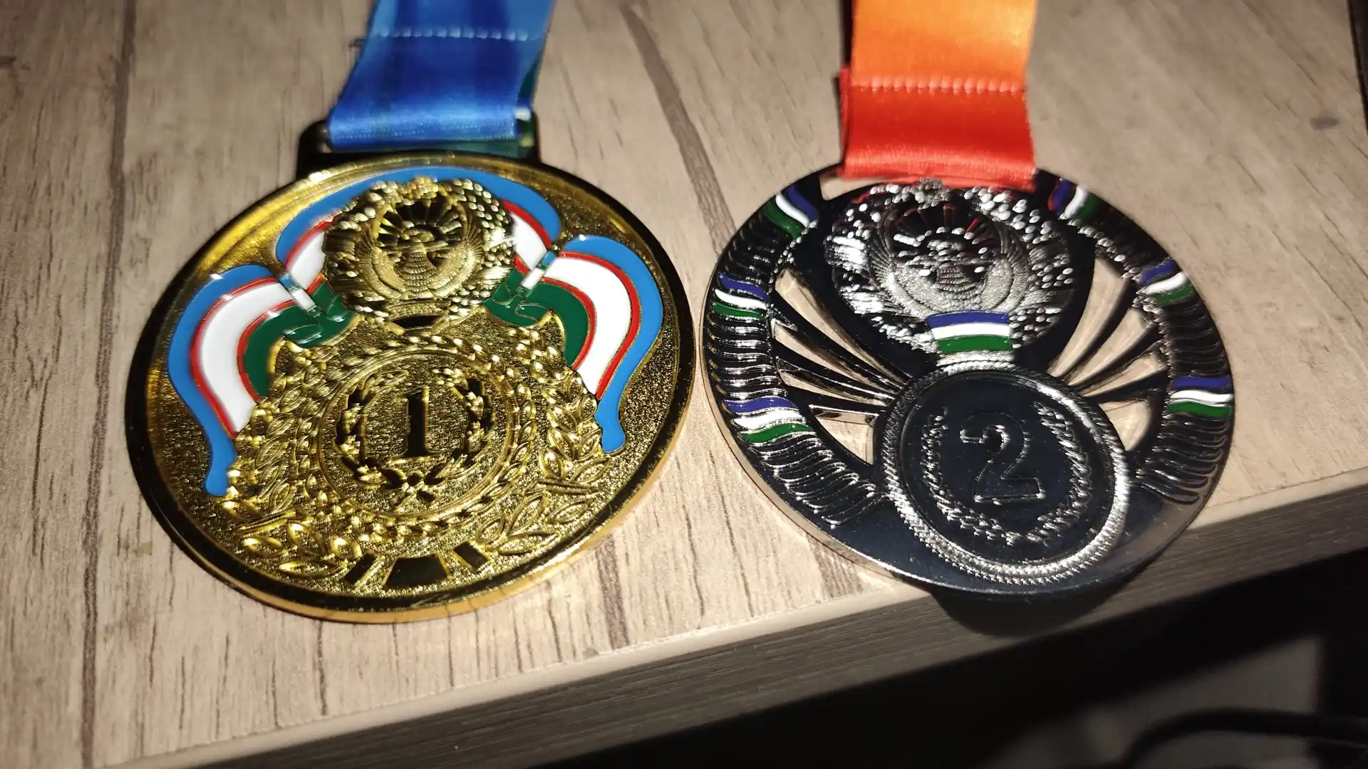 Sovrin medali, lentadagi metall, 1-oʻrin oltin, 2-oʻrin kumush, 3-oʻrin bronza