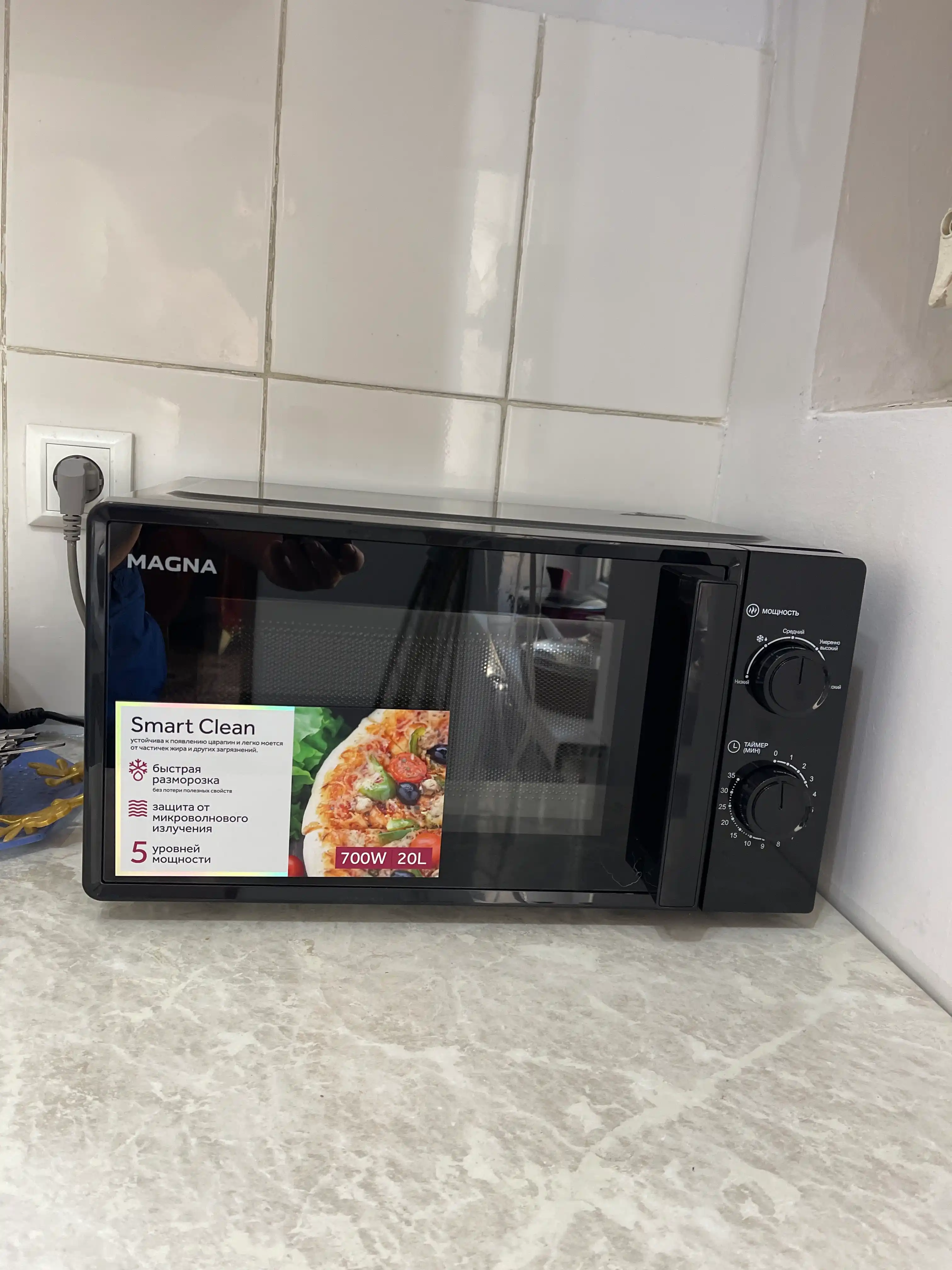 Mikroto'lqinli pech Magna M20W7016, quvvati 700 Vt, 20 litr