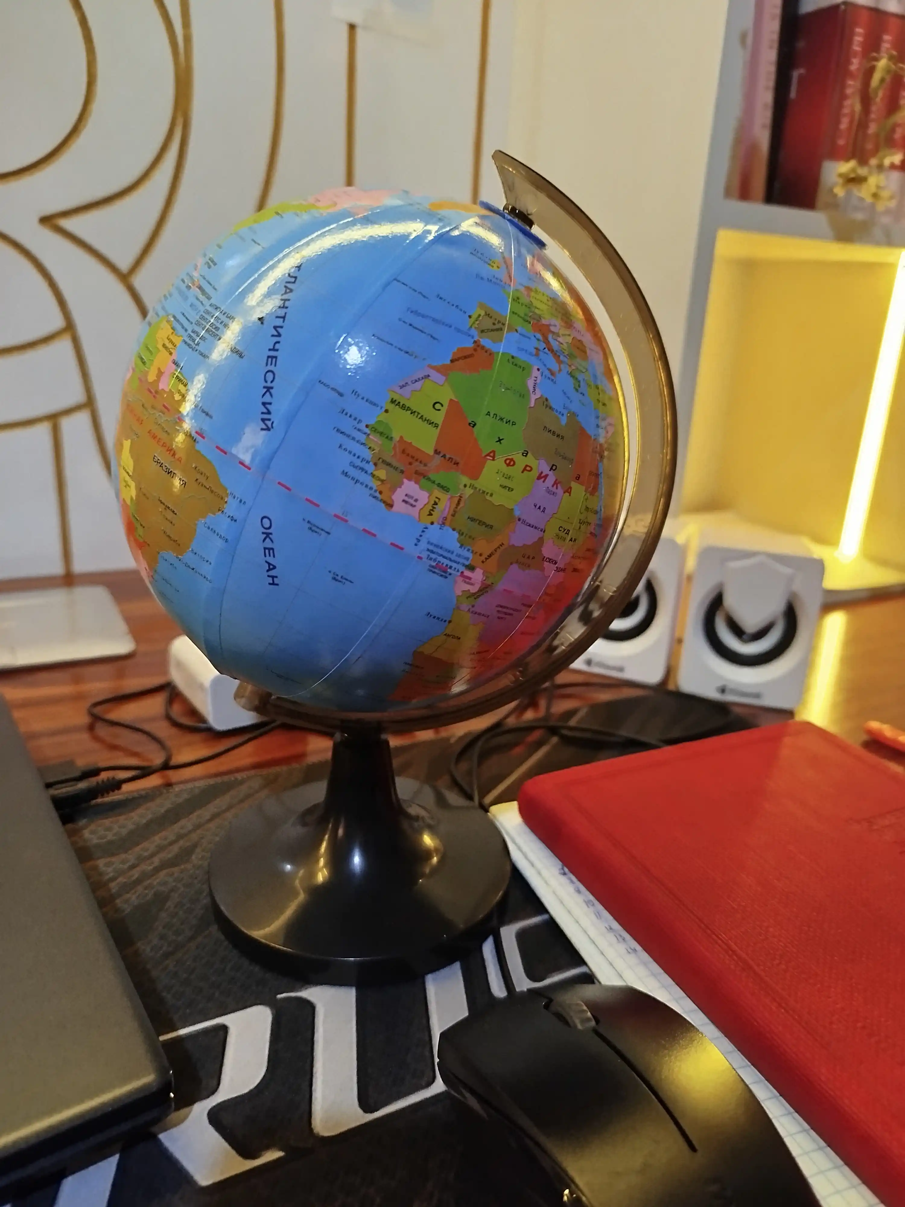 Jismoniy va siyosiy globus Globe, dumaloq ushagichda