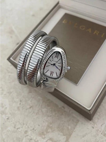 Часы женские наручные, змея Bvlgari кварцевые, со стразами + масляные духи в подарок — 196328-BVULGARIZMEYKAOLTIN12-СЕРЕБРН
