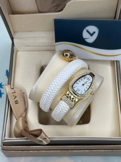Часы женские наручные, змея Bvlgari кварцевые, со стразами + масляные духи в подарок — 32011-BVULGARIZMEYKAOLTIN13-БЕЛЫЙ