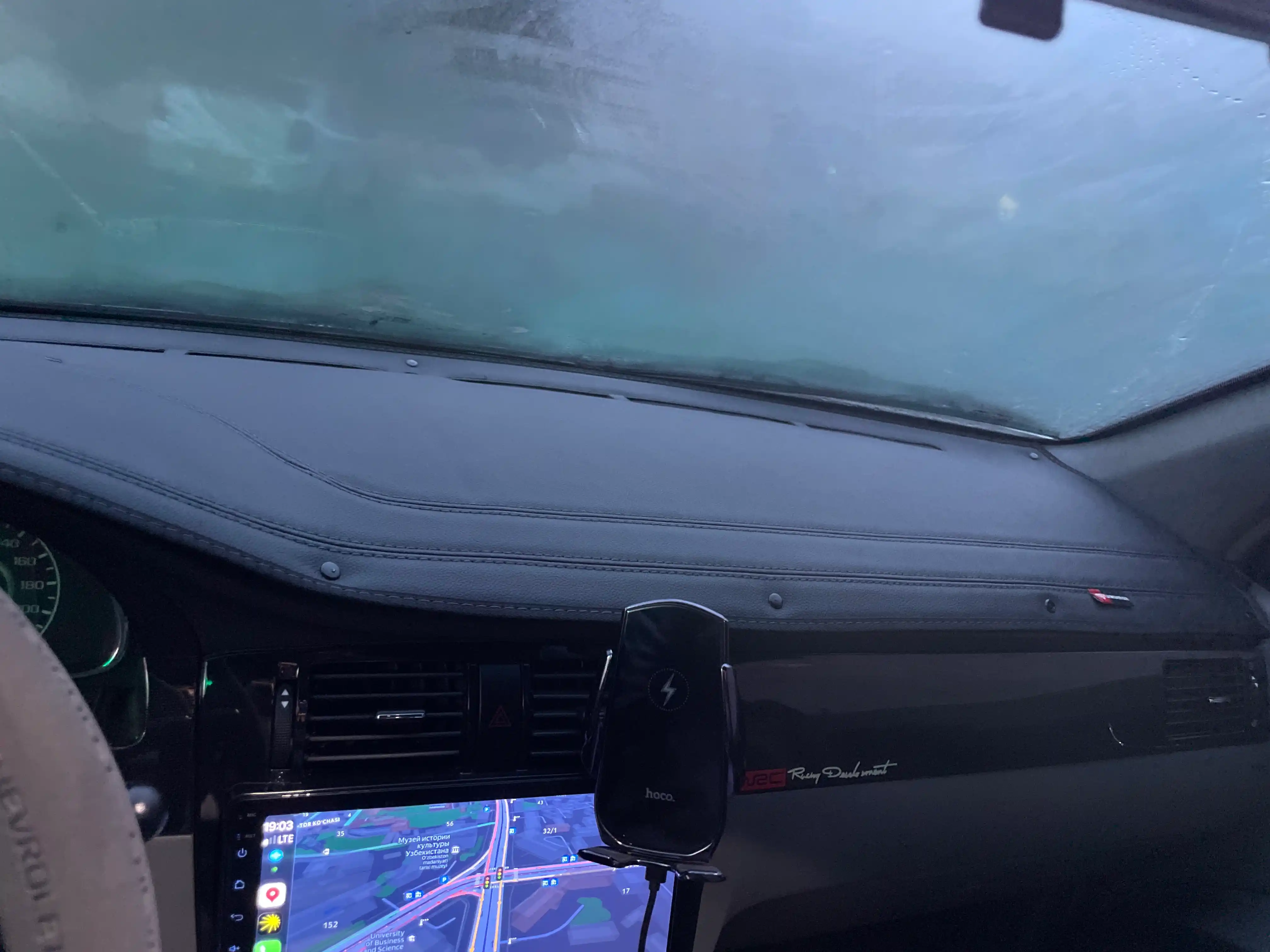 Коврик на торпеду автомобиля, кожа Lacetti, Gentra, Cobalt, Spark, Nexia, Onix, Monza