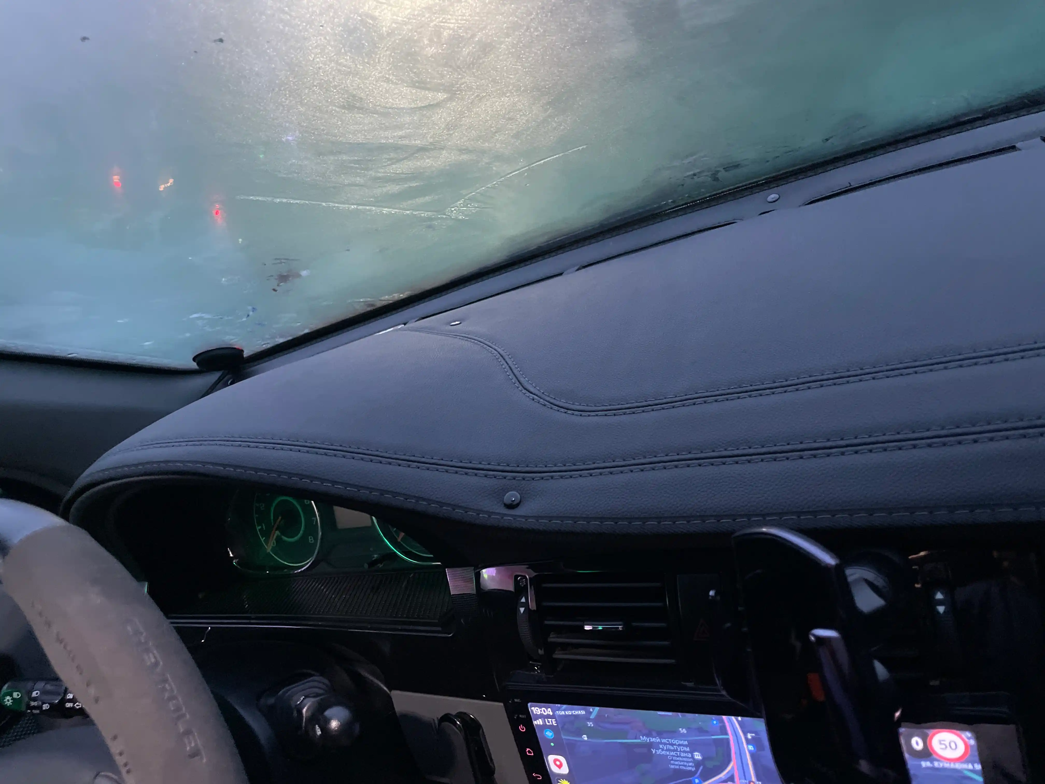 Коврик на торпеду автомобиля, кожа Lacetti, Gentra, Cobalt, Spark, Nexia, Onix, Monza